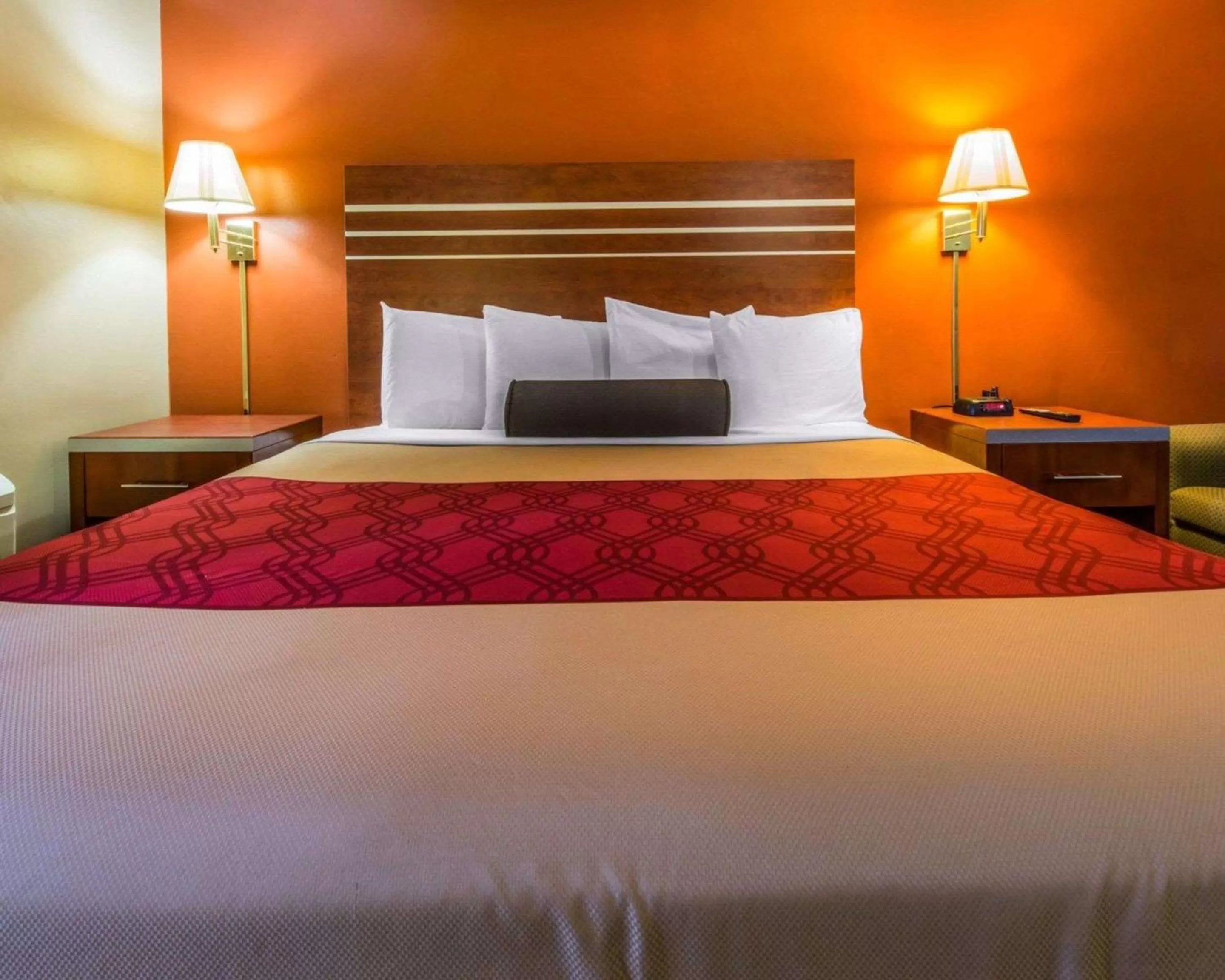 Photo of the whole room, Bed in Econo Lodge Hermitage South