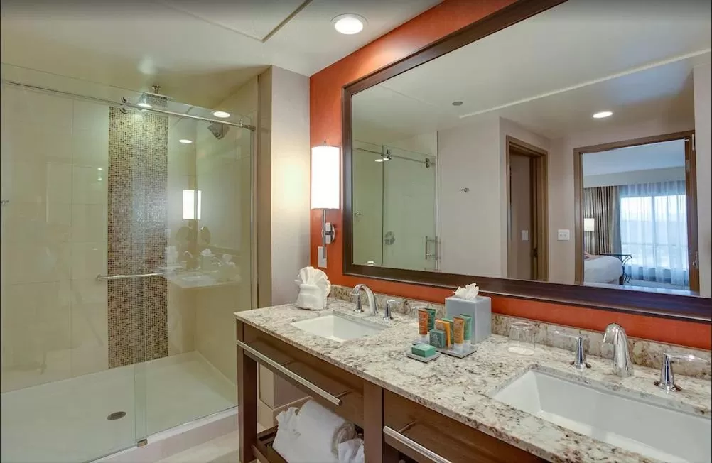 Bathroom in Cliff Castle Casino Hotel