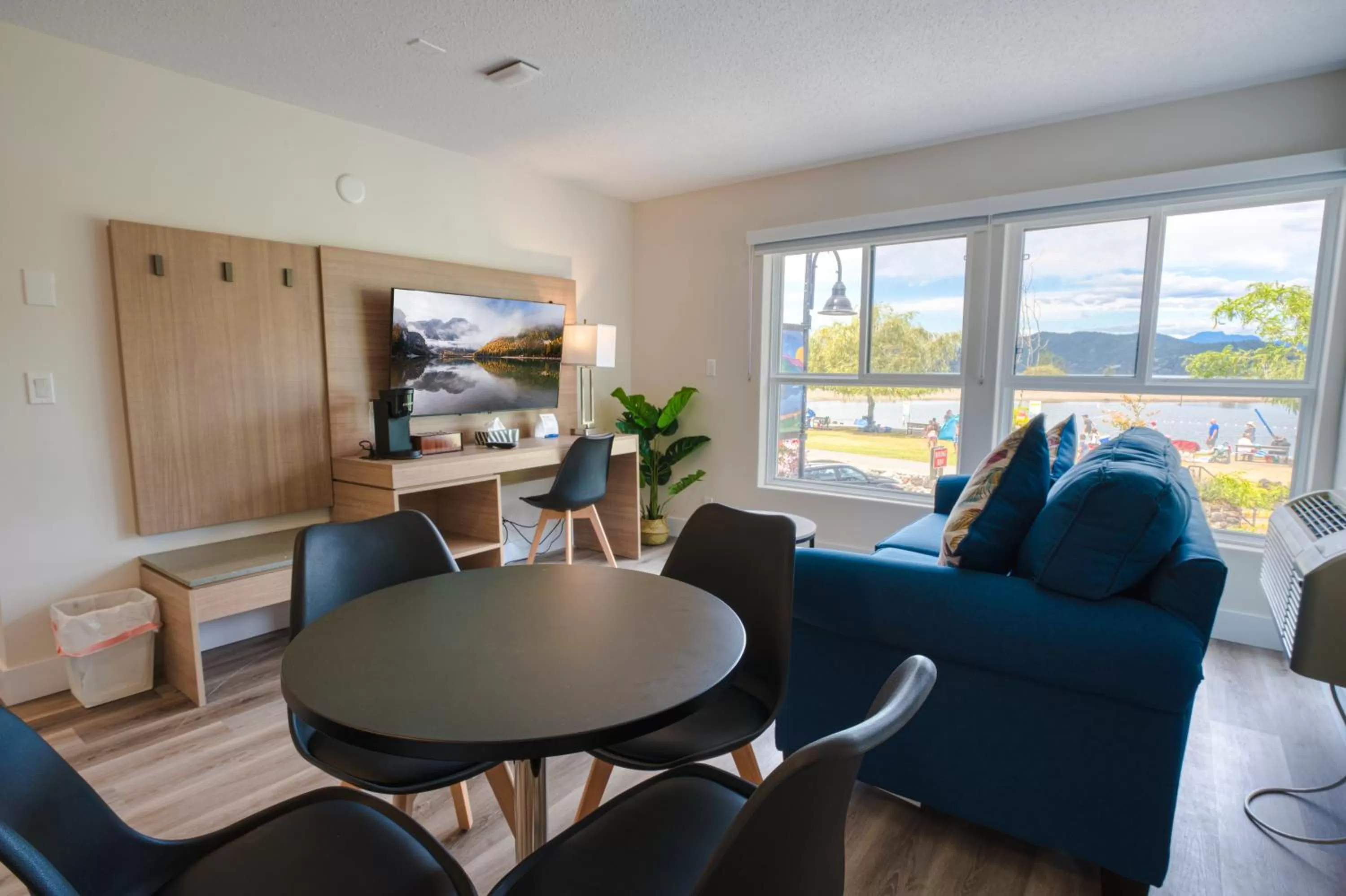 TV and multimedia in Harrison Grand Motel