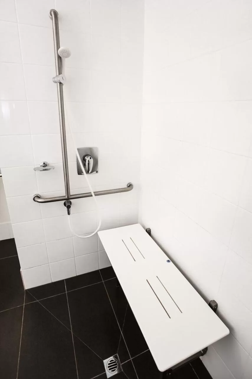 Shower in Shoreline Hotel