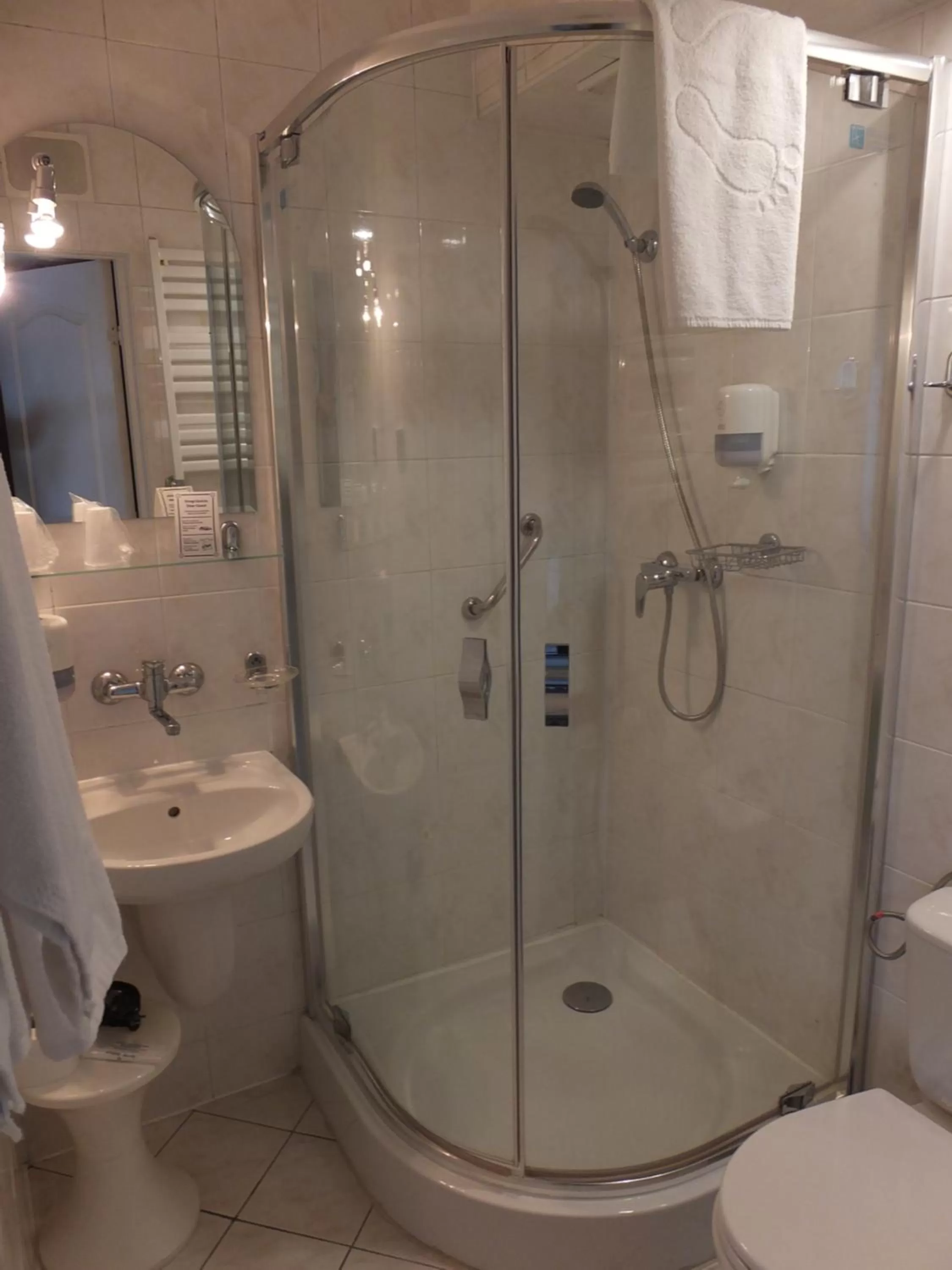 Shower in Hotel Gromada Pila