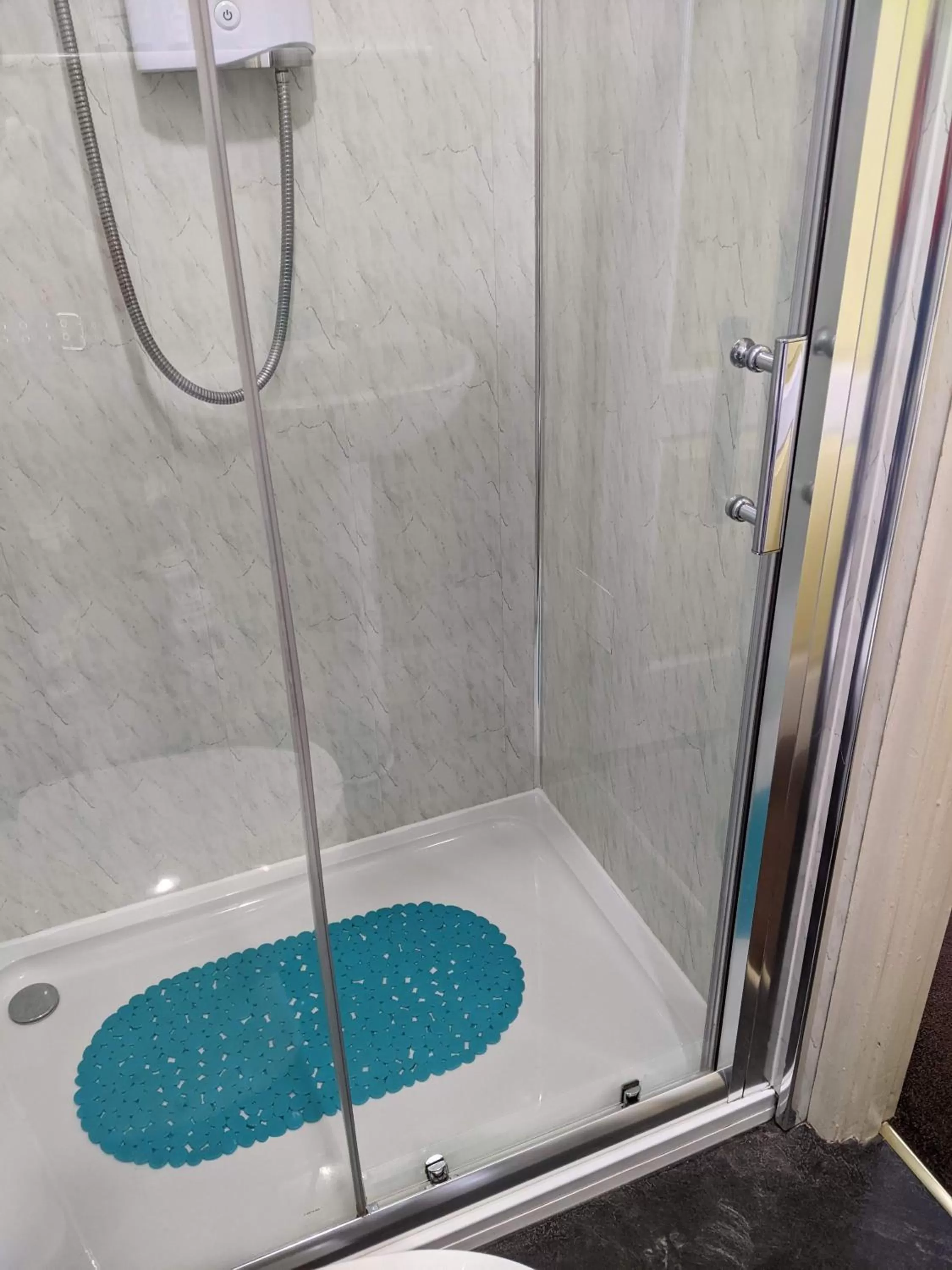 Kingswinford Guest House with Free Parking