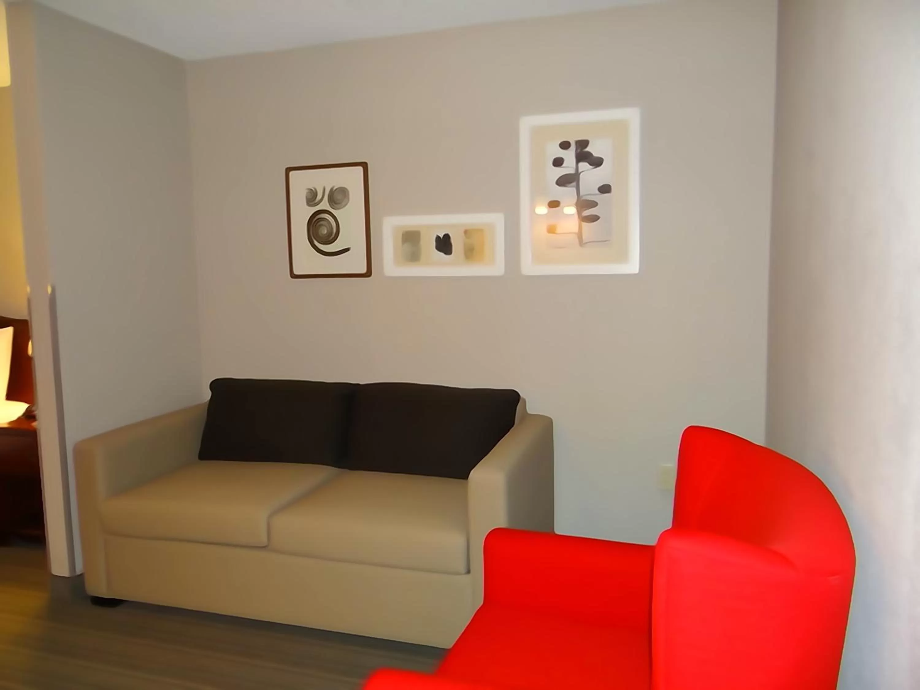 Living room in Country Inn & Suites by Radisson, Salisbury, MD