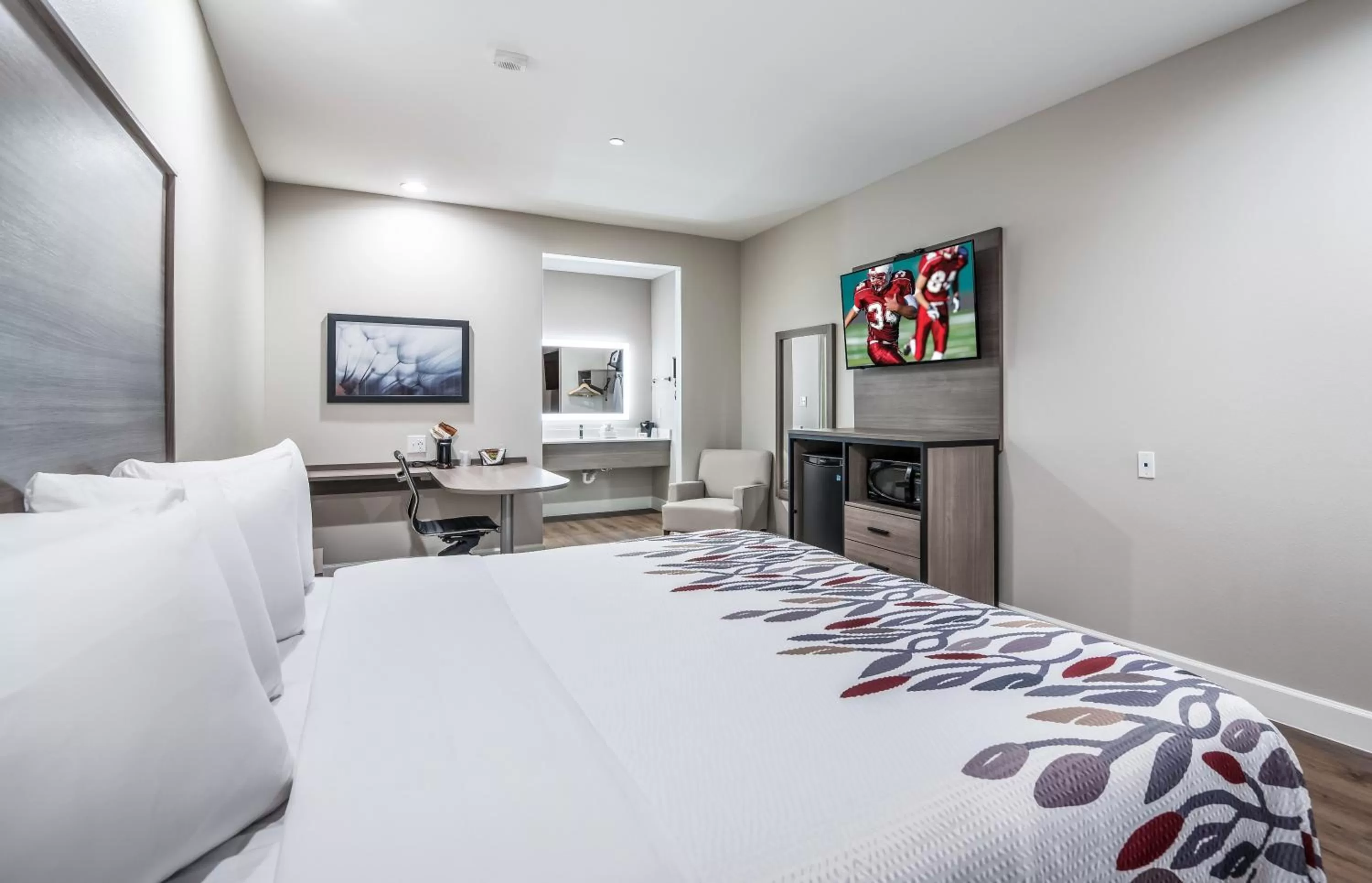 Photo of the whole room, Bed in Red Roof Inn Baytown