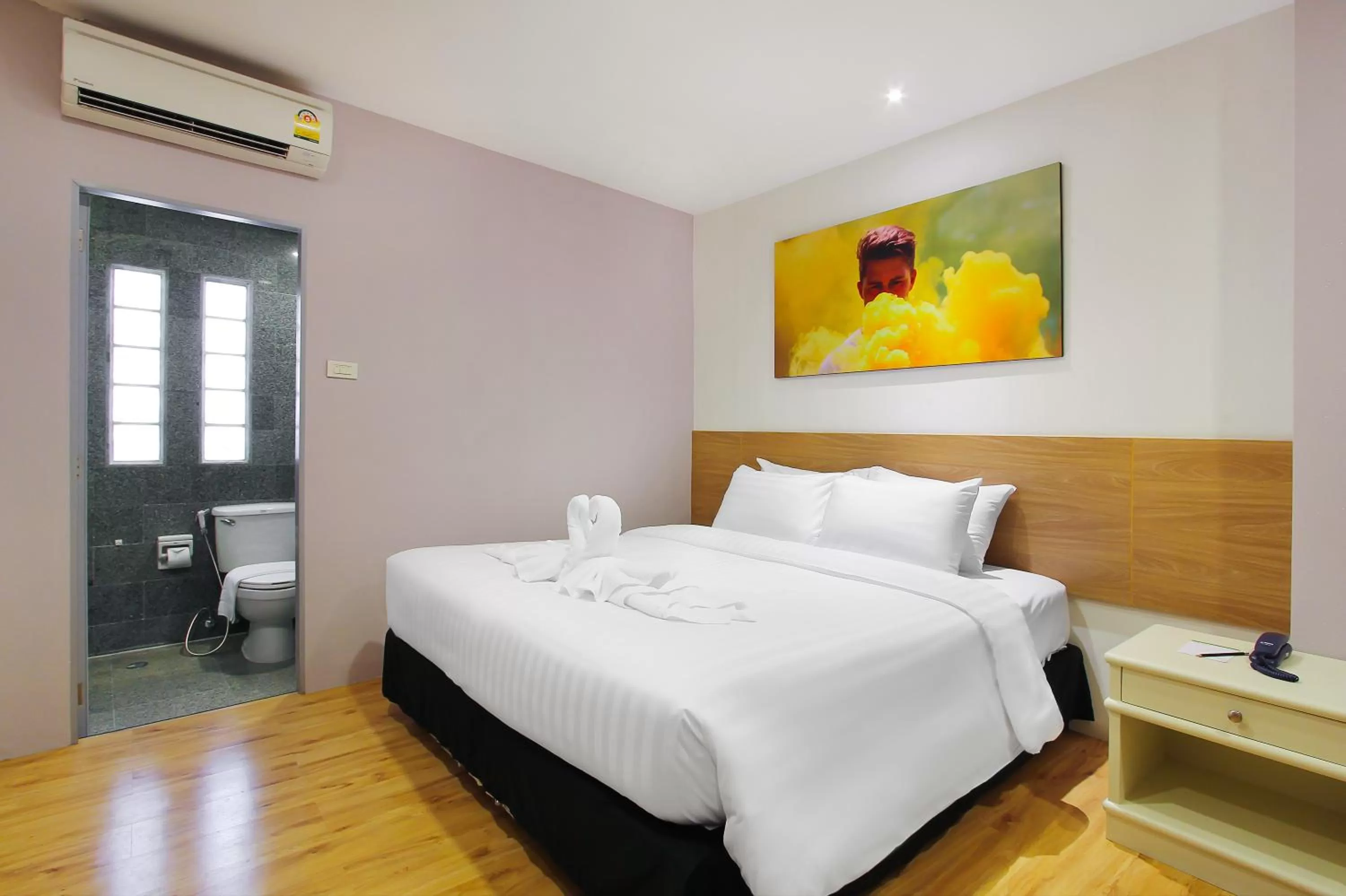 Photo of the whole room, Bed in Pula Silom