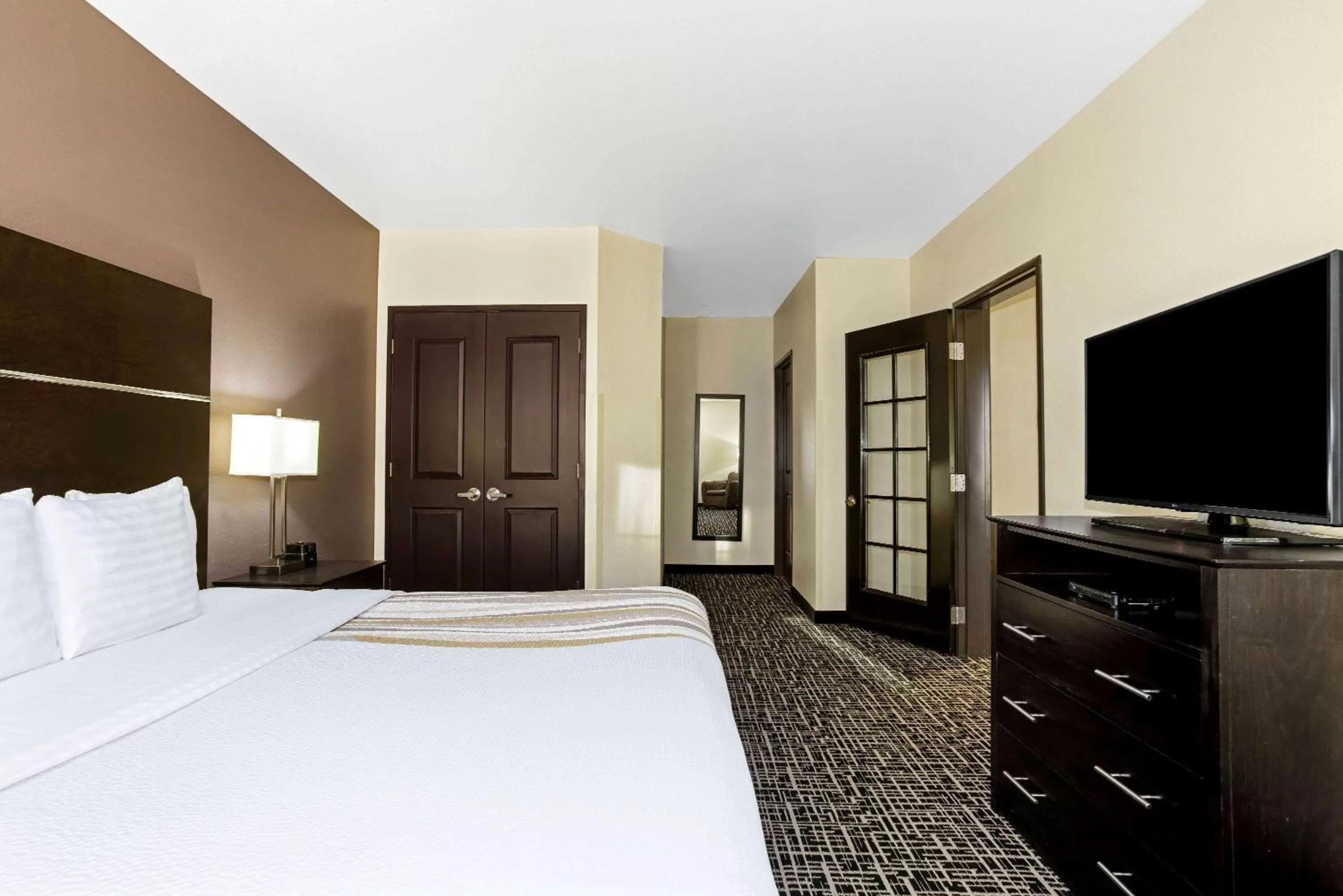 Photo of the whole room, Bed in La Quinta by Wyndham Denver Gateway Park
