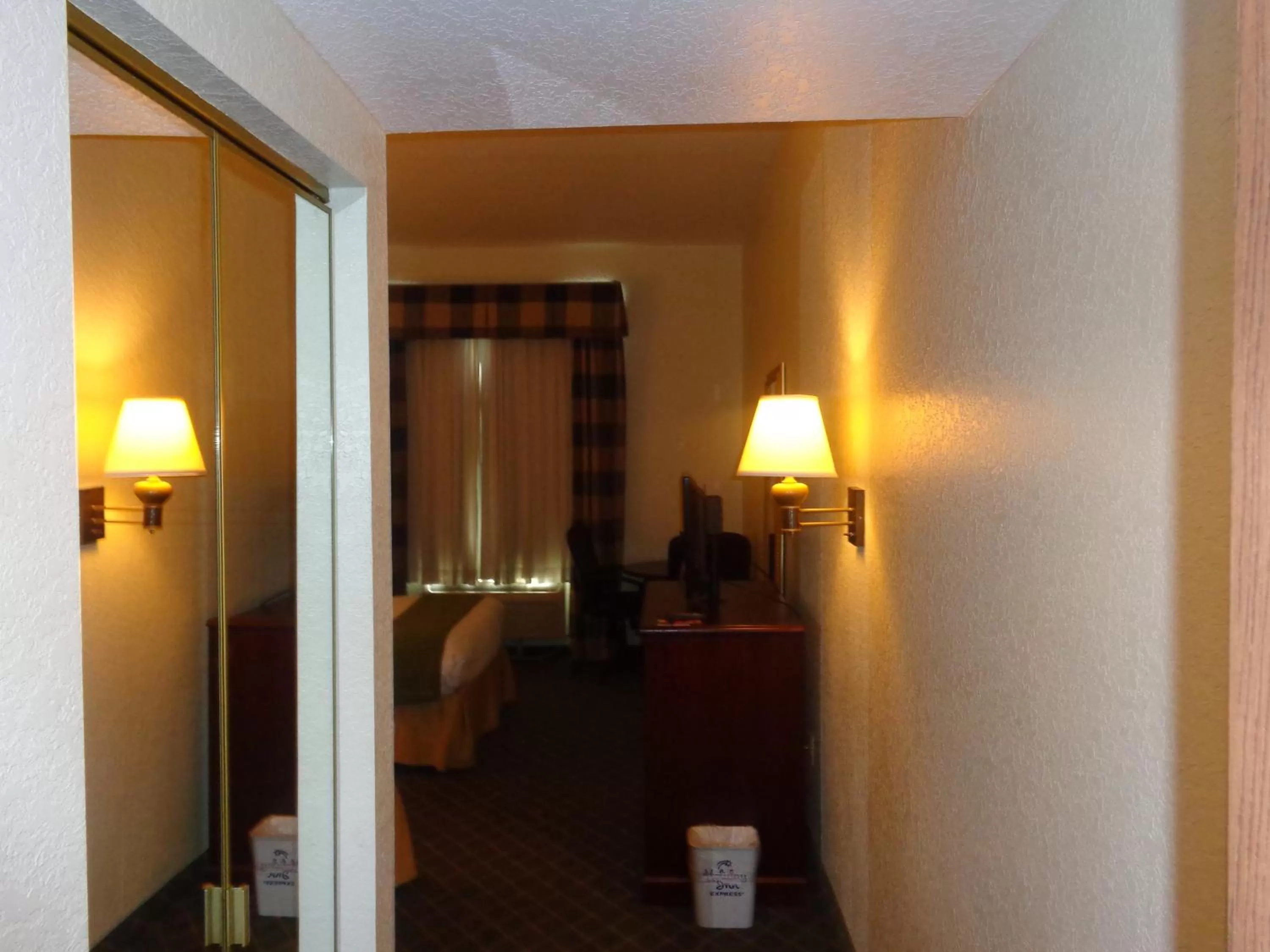 Decorative detail in Ruskin Inn Tampa-Sun City Center