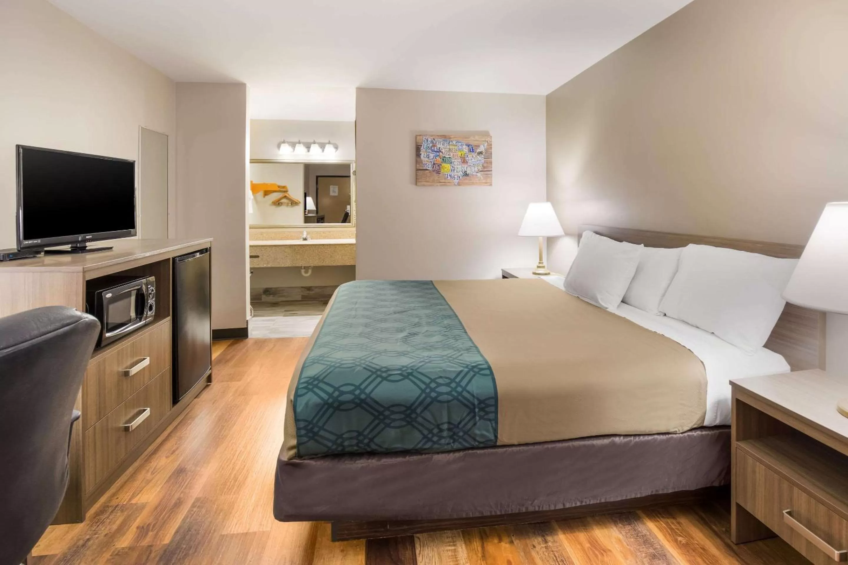 Photo of the whole room, Bed in Econo Lodge Hendersonville