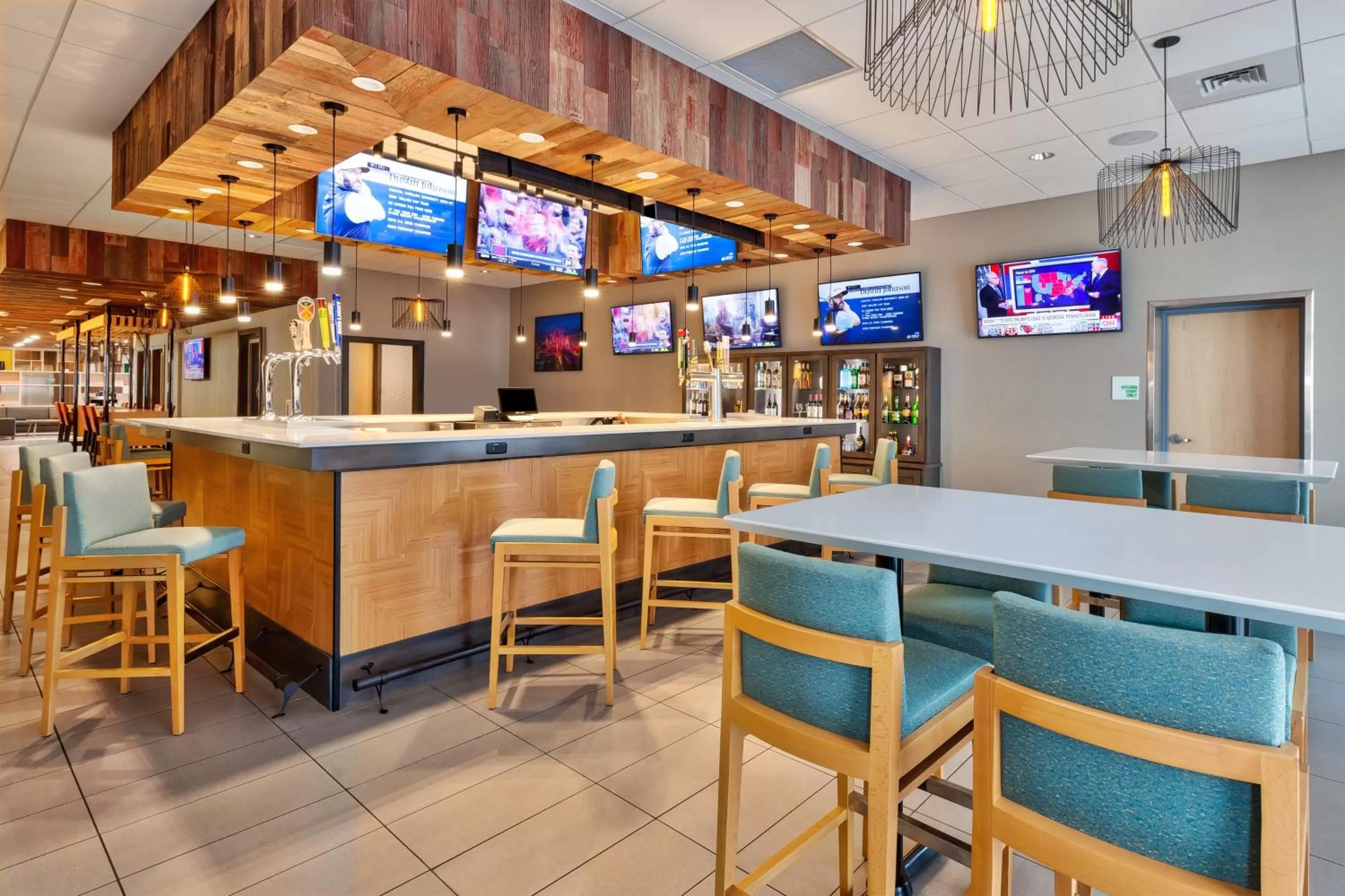 Lounge or bar in Holiday Inn & Suites - Toledo Southwest - Perrysburg by IHG