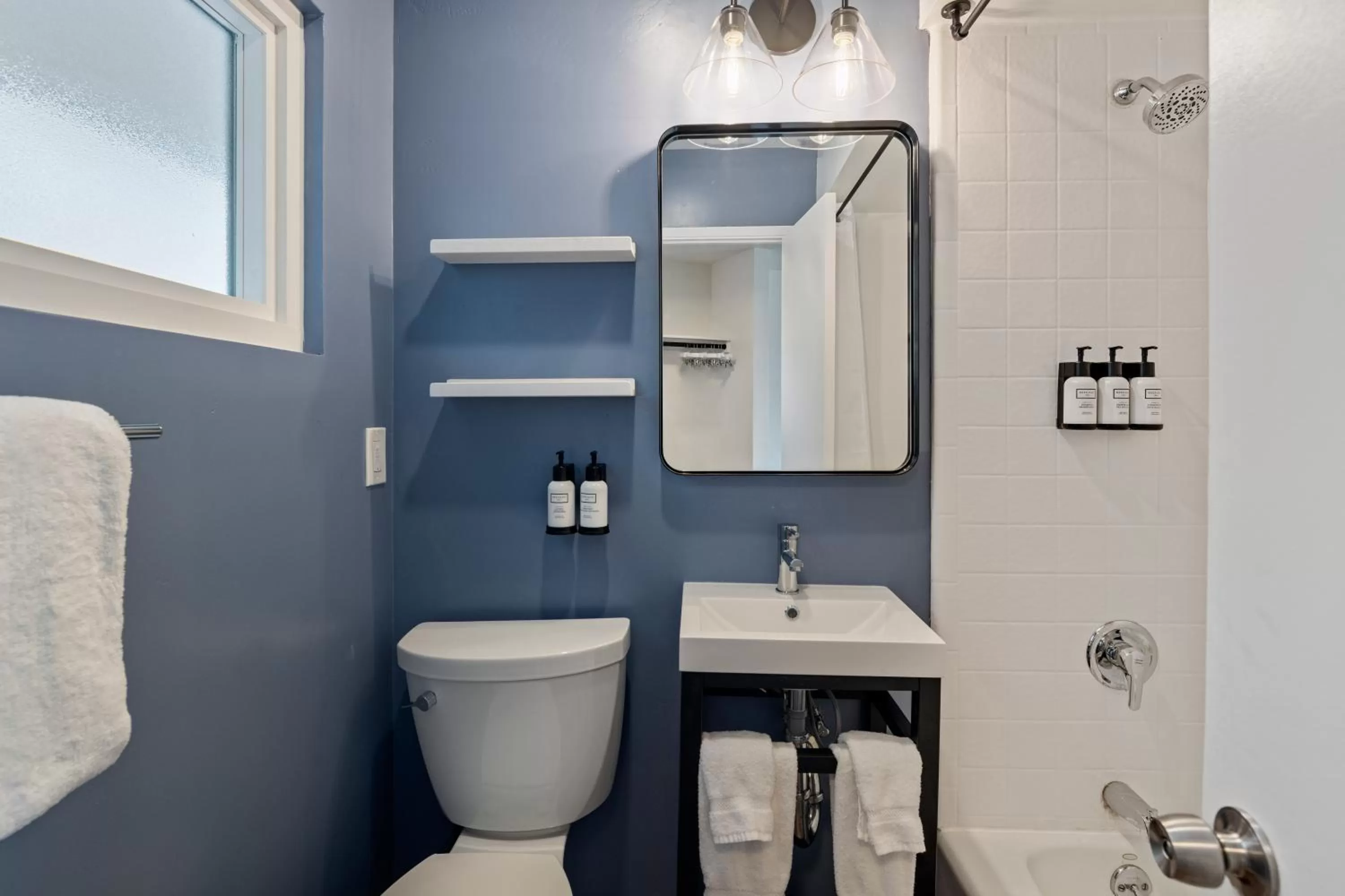 Bathroom in Sea Harbor Hotel - San Diego