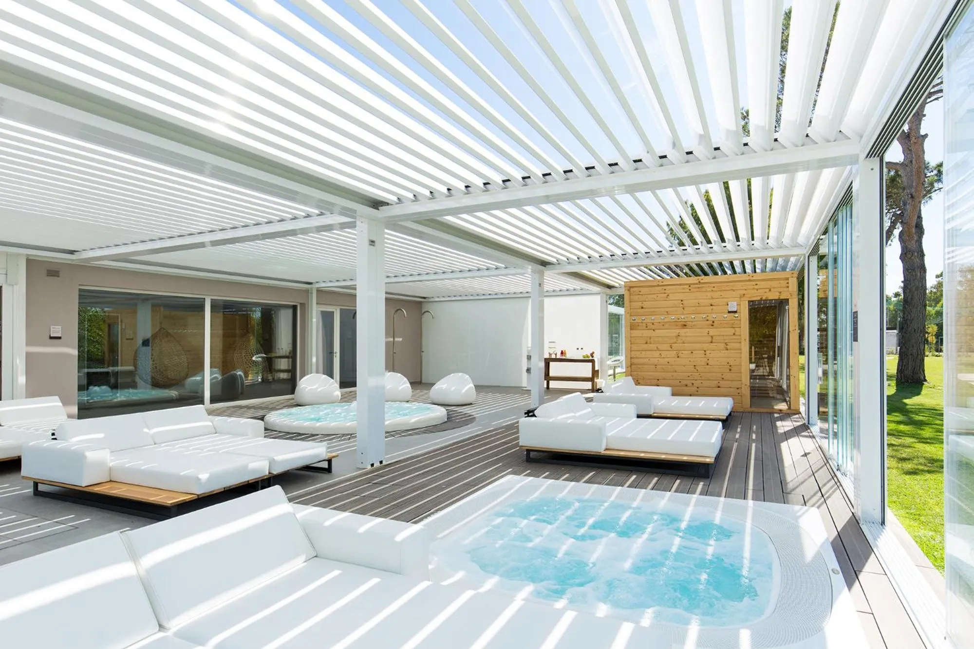 Hot Tub, Bed in Plana Resort & SPA