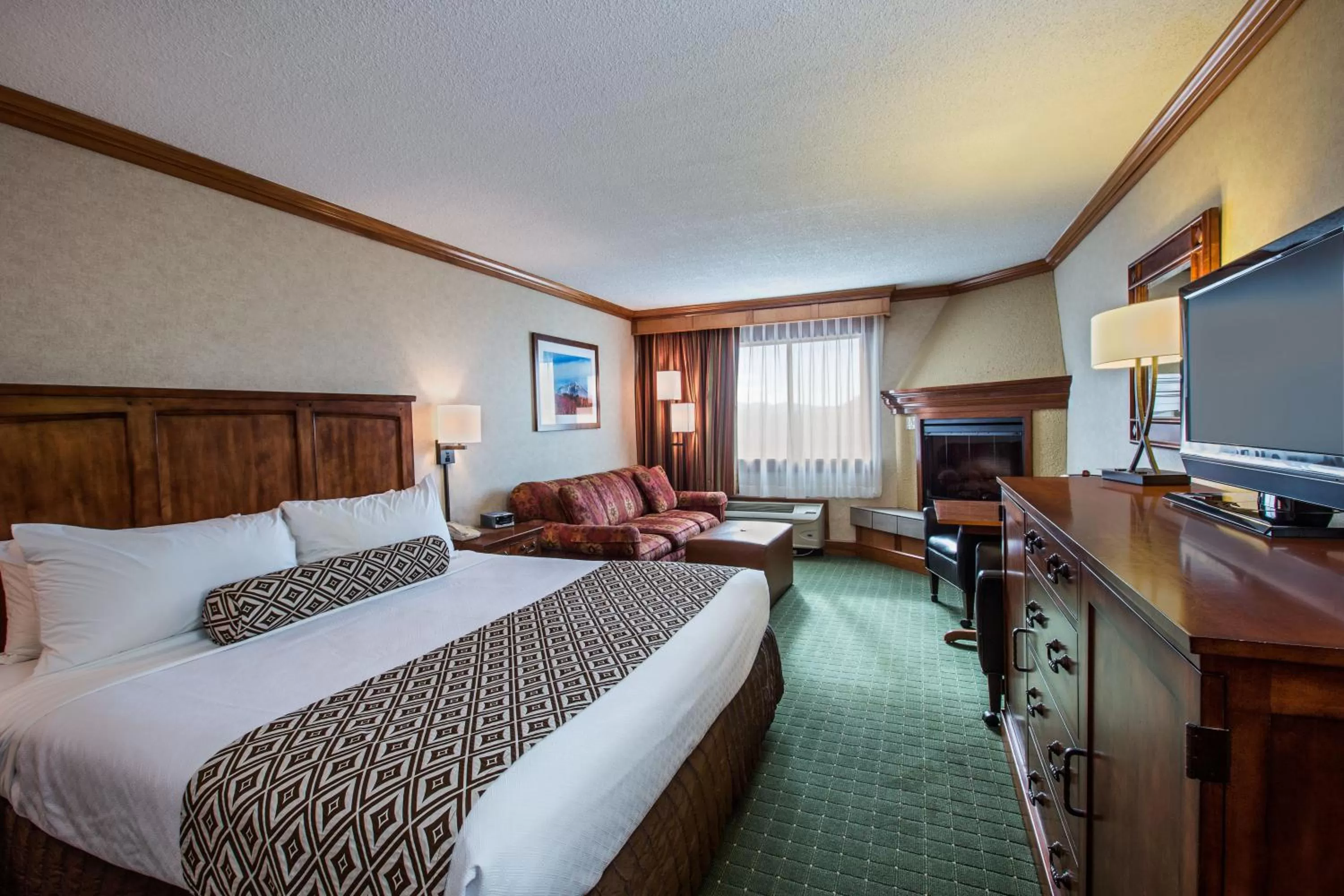 Photo of the whole room, Bed in Crowne Plaza Lake Placid by IHG