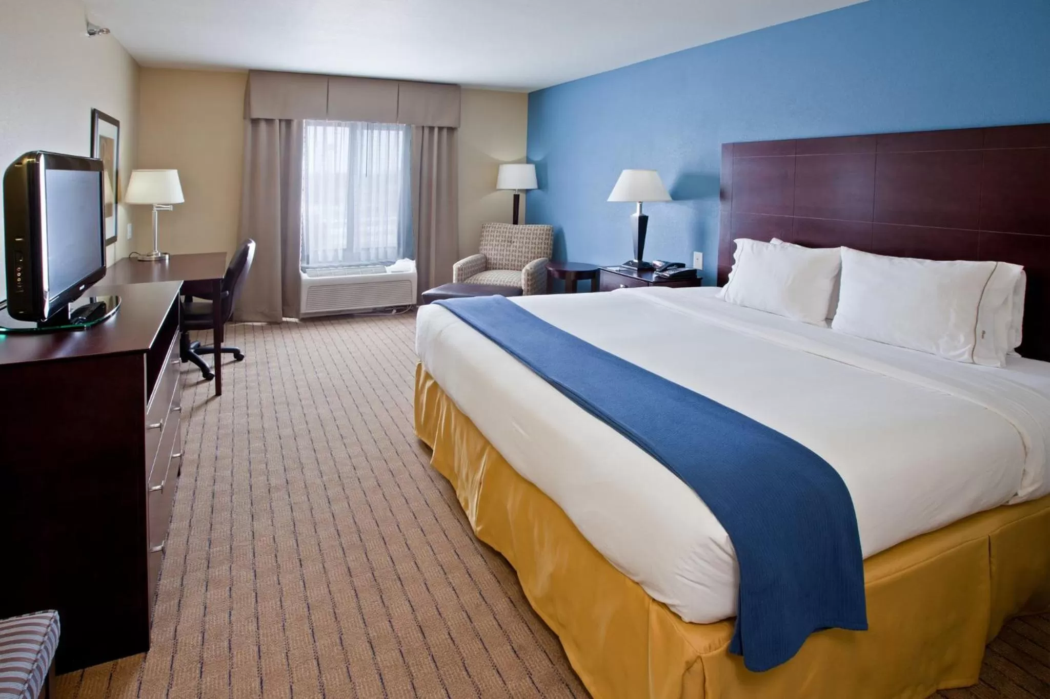 Photo of the whole room, Bed in Holiday Inn Express & Suites Shelbyville Indianapolis by IHG
