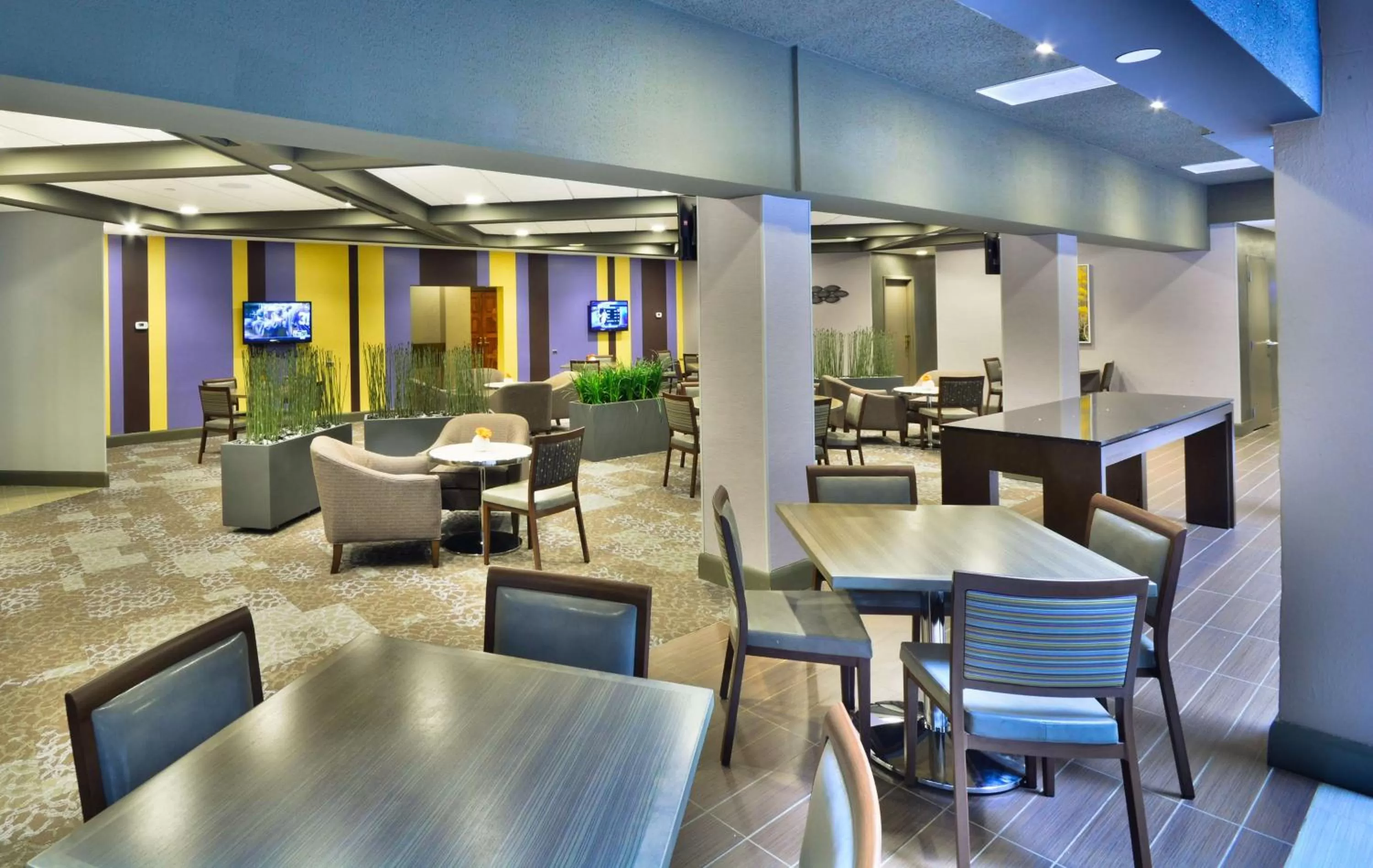 Restaurant/places to eat in Embassy Suites by Hilton Denver Central Park