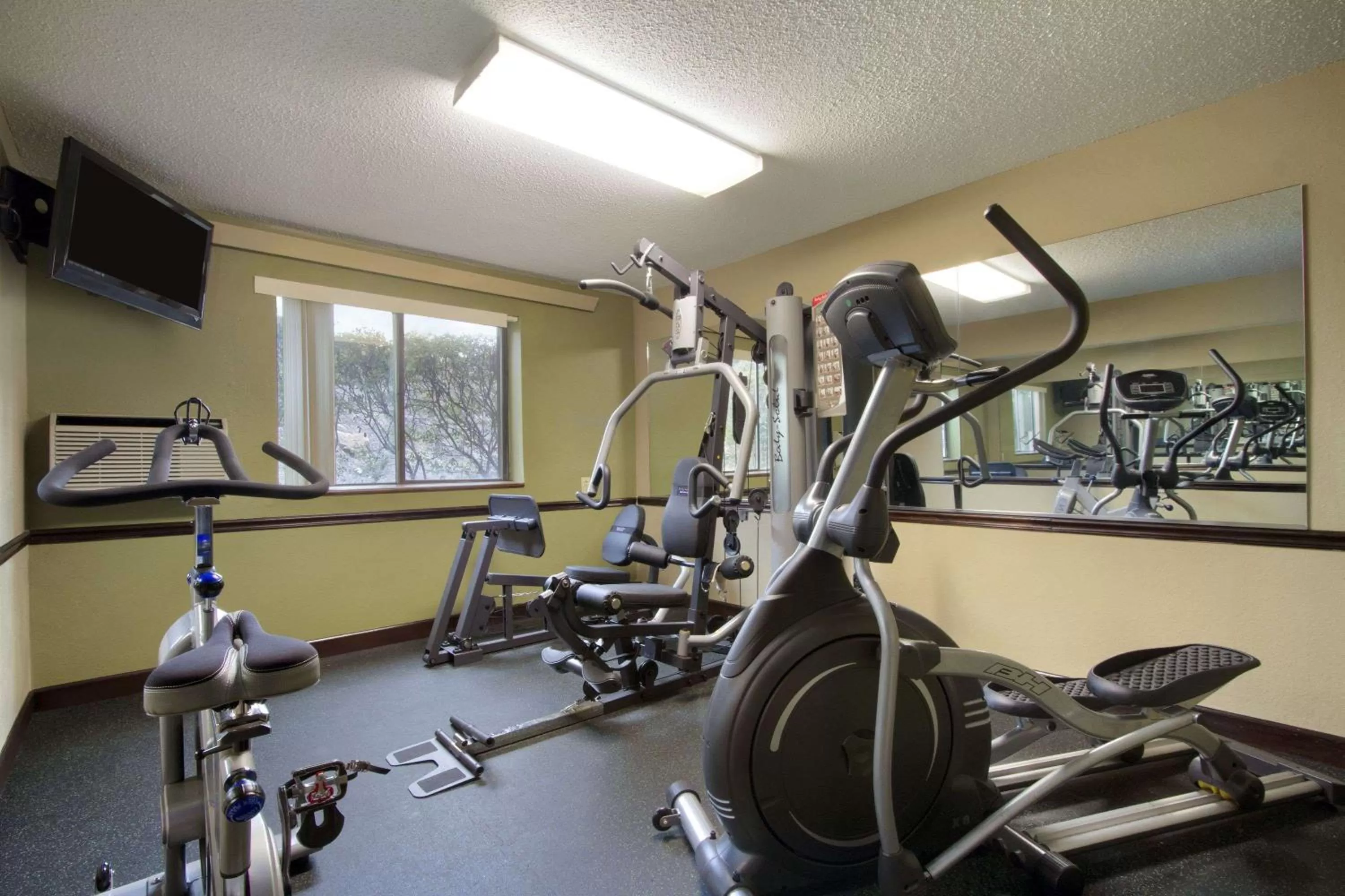 Fitness centre/facilities in Super 8 by Wyndham Homewood Birmingham Area