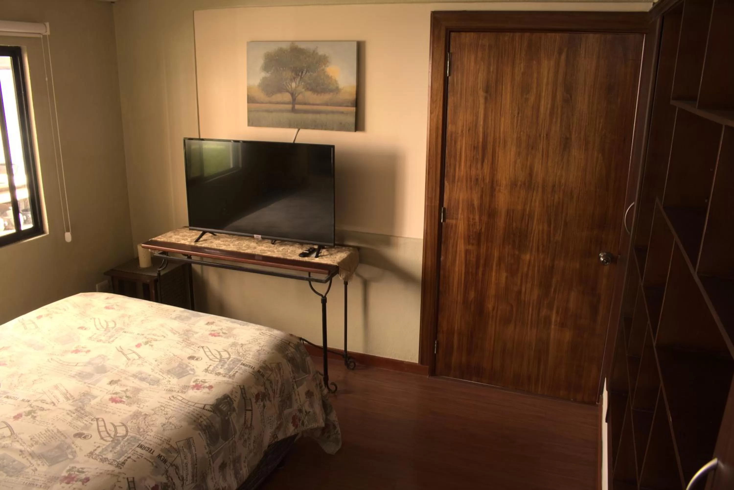Bed, TV/Entertainment Center in Casatodosantos