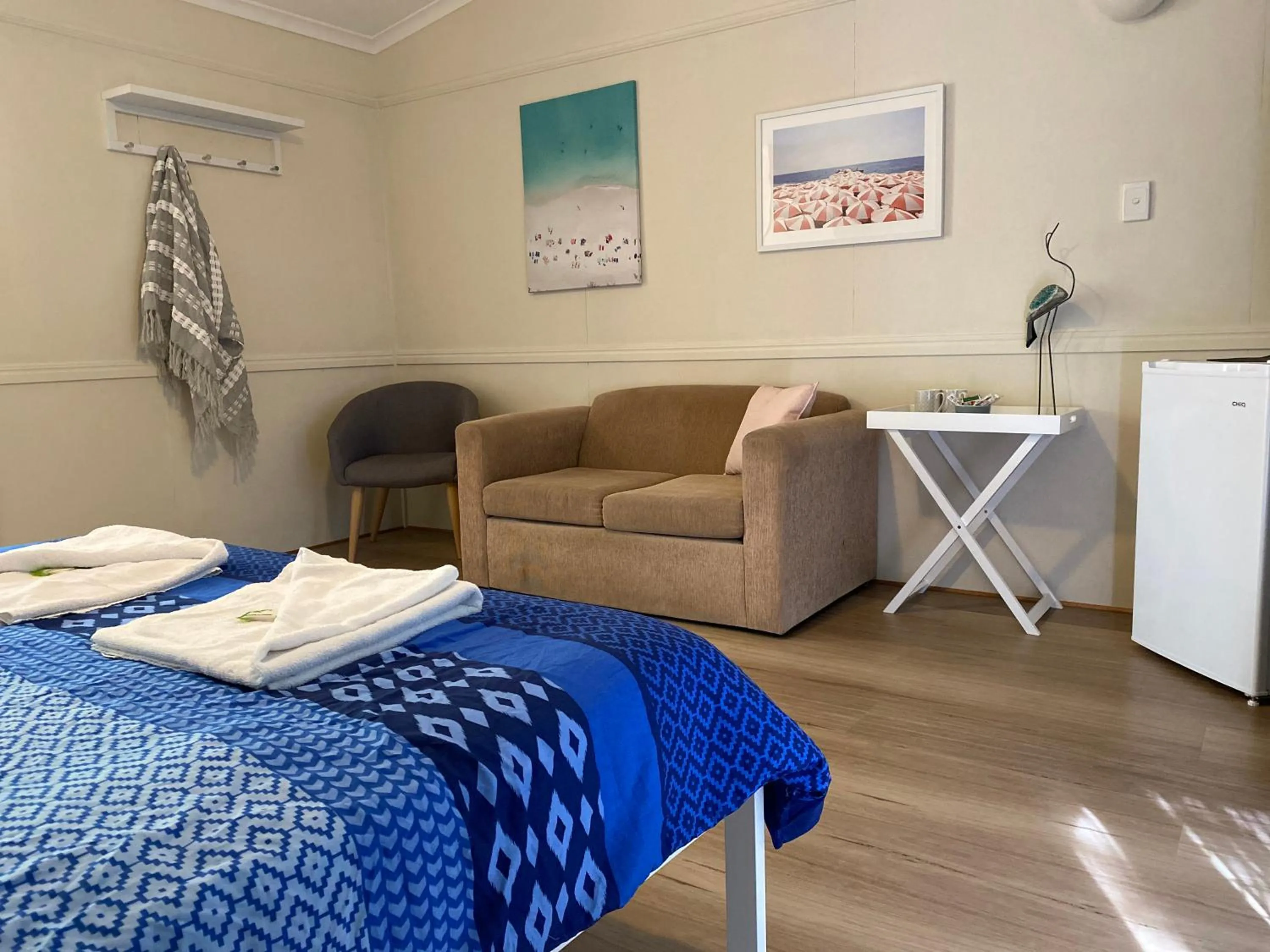 Coffee/tea facilities, Bed in Colonial Village Resort