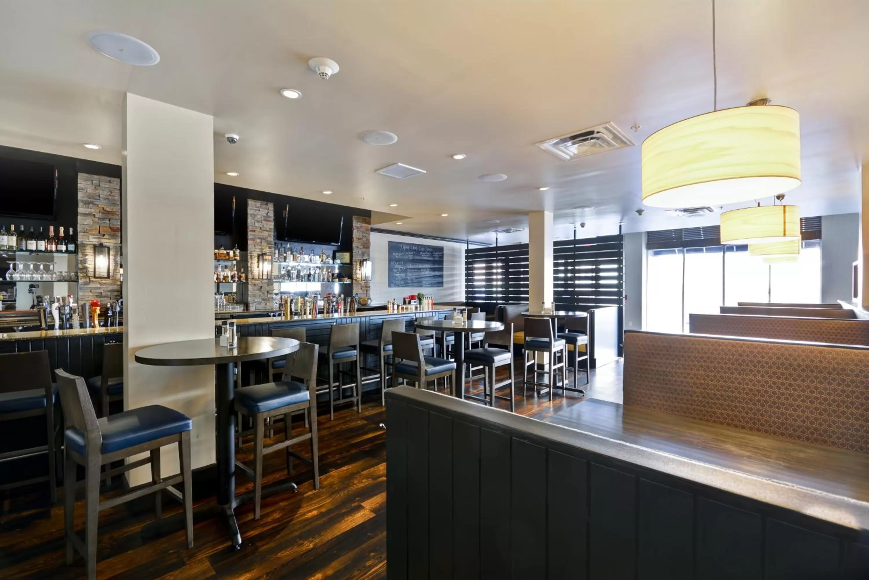 Restaurant/places to eat in Holiday Inn Detroit Metro Airport by IHG