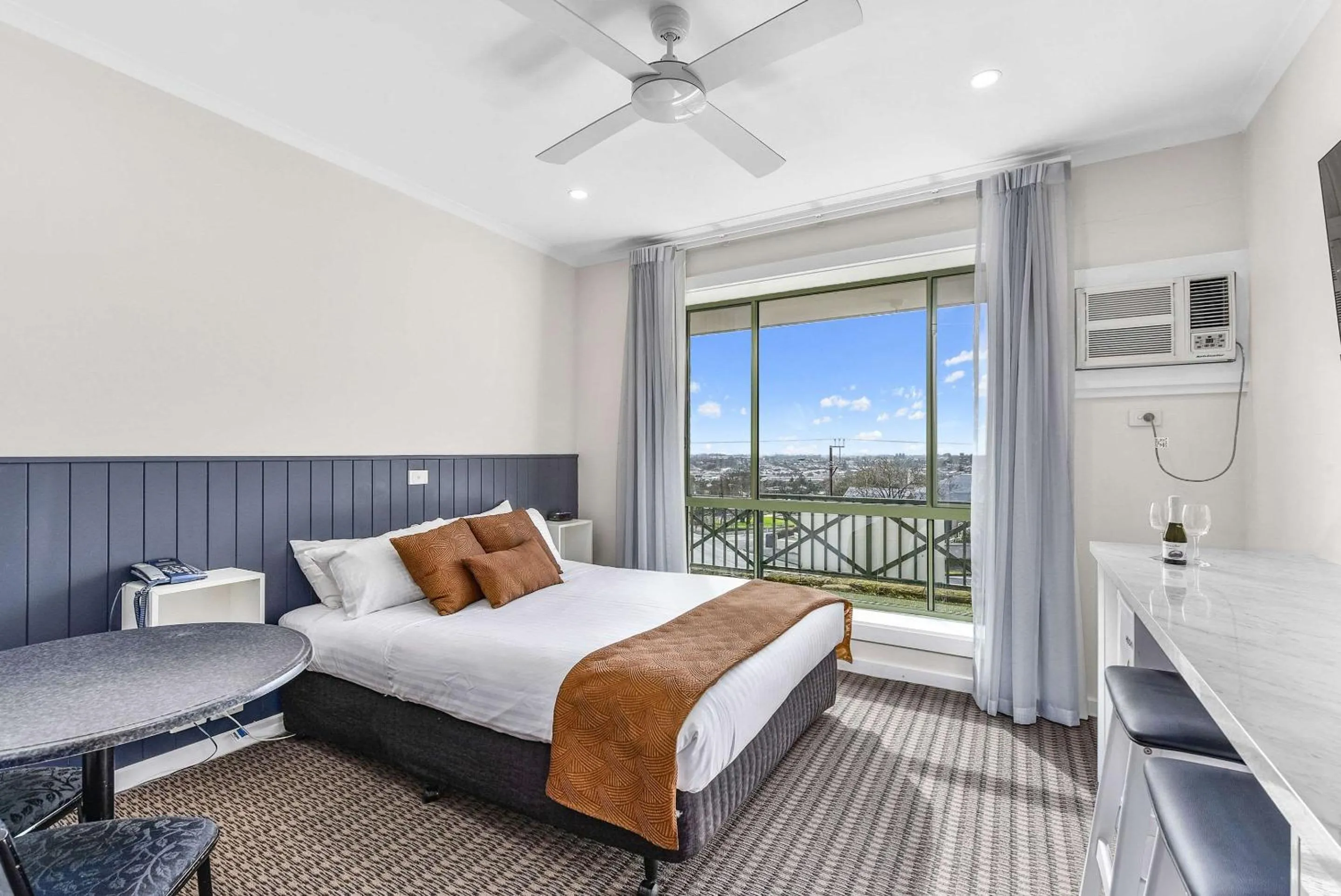 Bedroom, Bed in Comfort Inn The Lakes