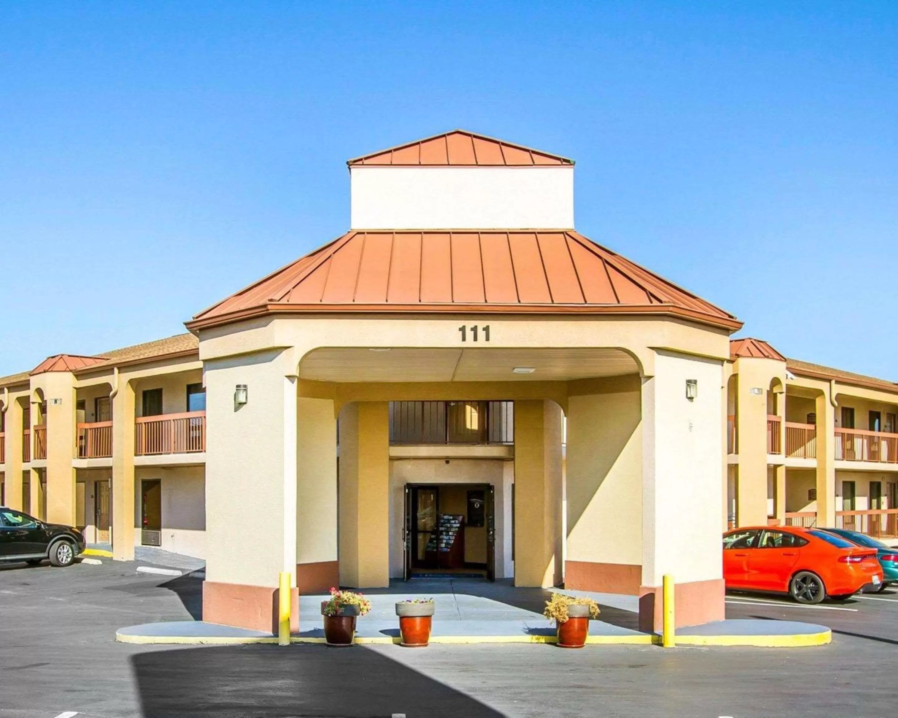 Property building in Rodeway Inn & Suites Clarksville near Governors Square Mall