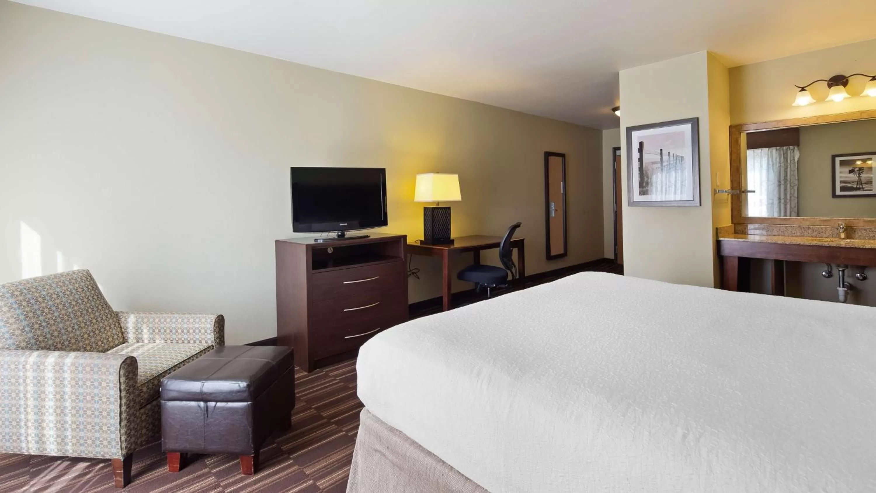 Photo of the whole room, Bed in Best Western Sundowner