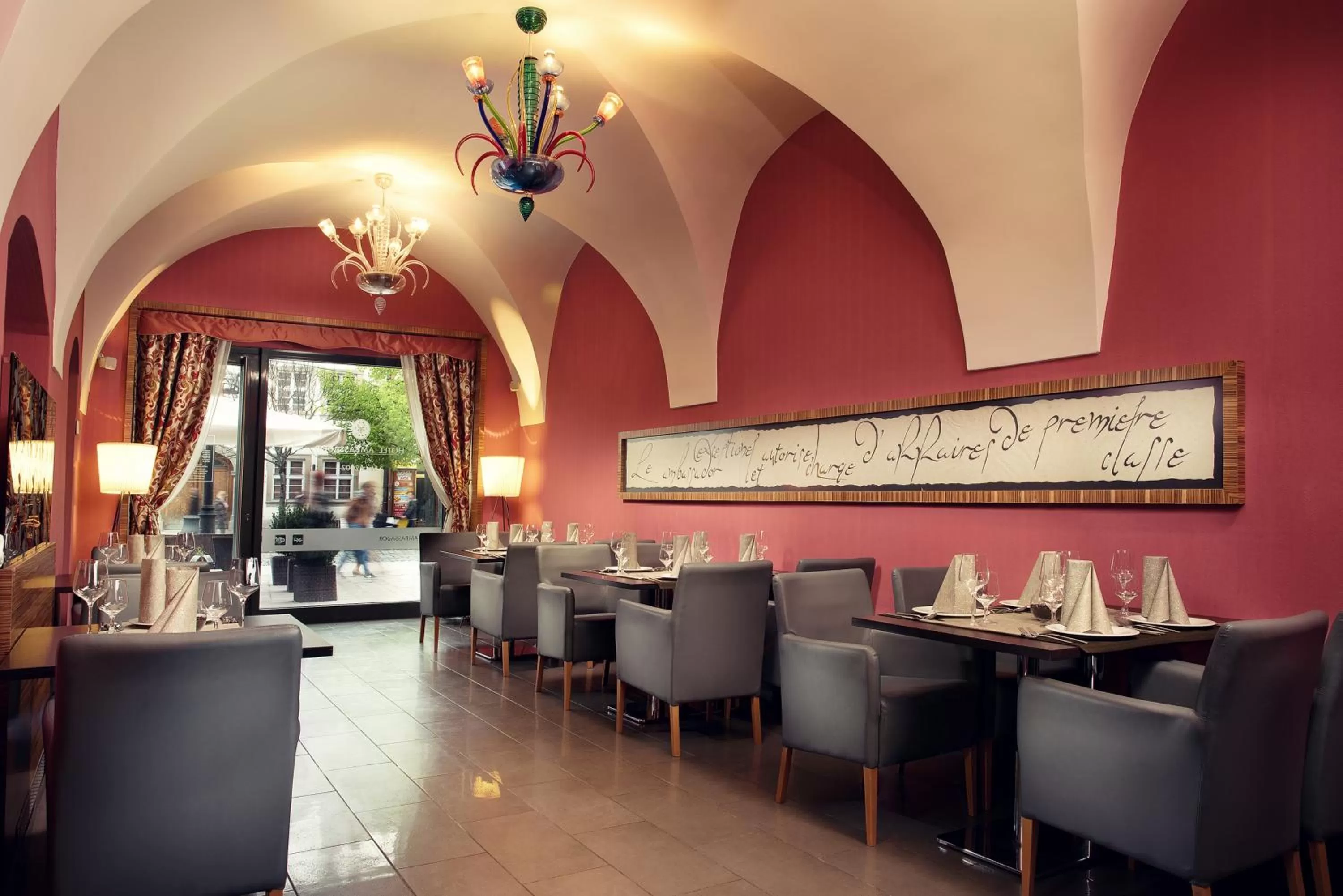 Restaurant/places to eat in Hotel Ambassador