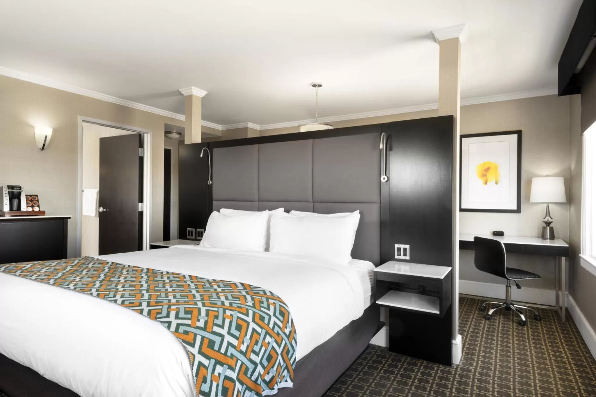 Photo of the whole room, Bed in voco The Tiger Hotel, Columbia, MO by IHG