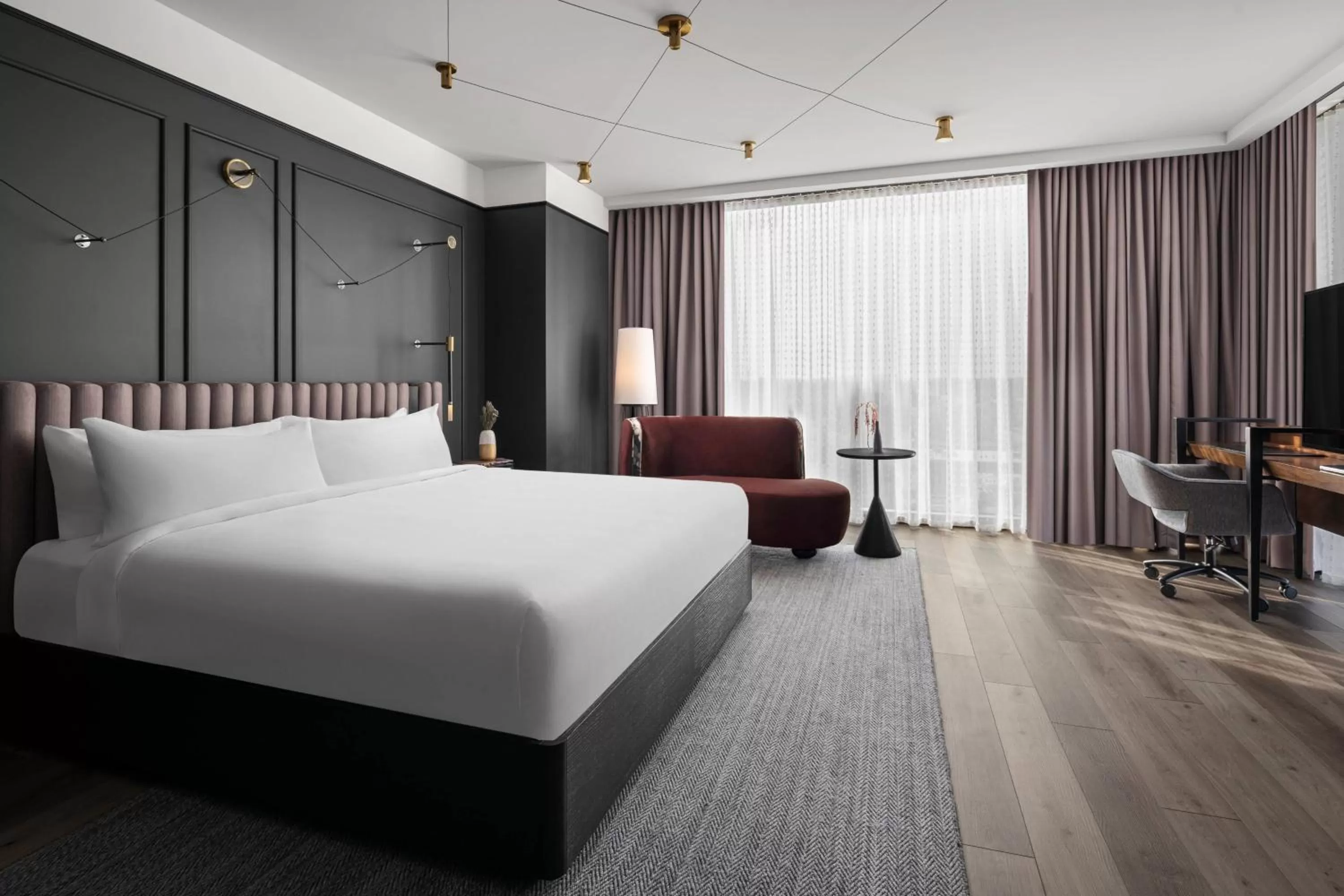 Photo of the whole room, Bed in Renaissance Milwaukee West Hotel