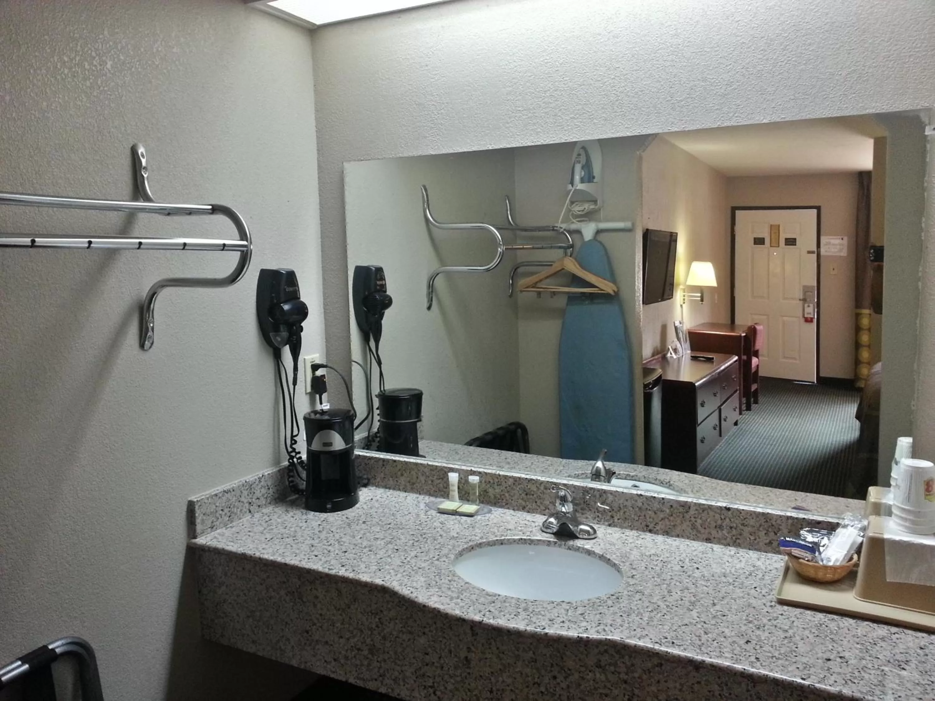 1 King Bed, Mobility/Hearing Accessible Suite, Roll-in Shower, Non-Smoking in Super 8 by Wyndham Houston Webster NASA