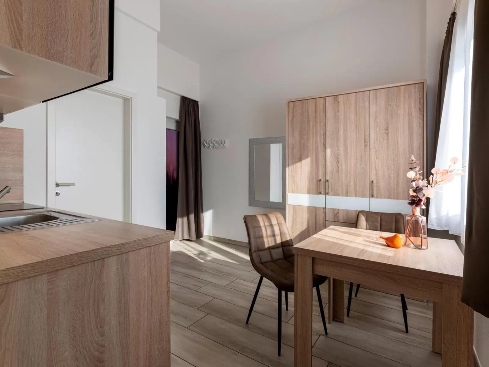 TV/Entertainment Center in GLEUEL INN - digital hotel & serviced apartments & boardinghouse mit voll ausgestatteten Küchen