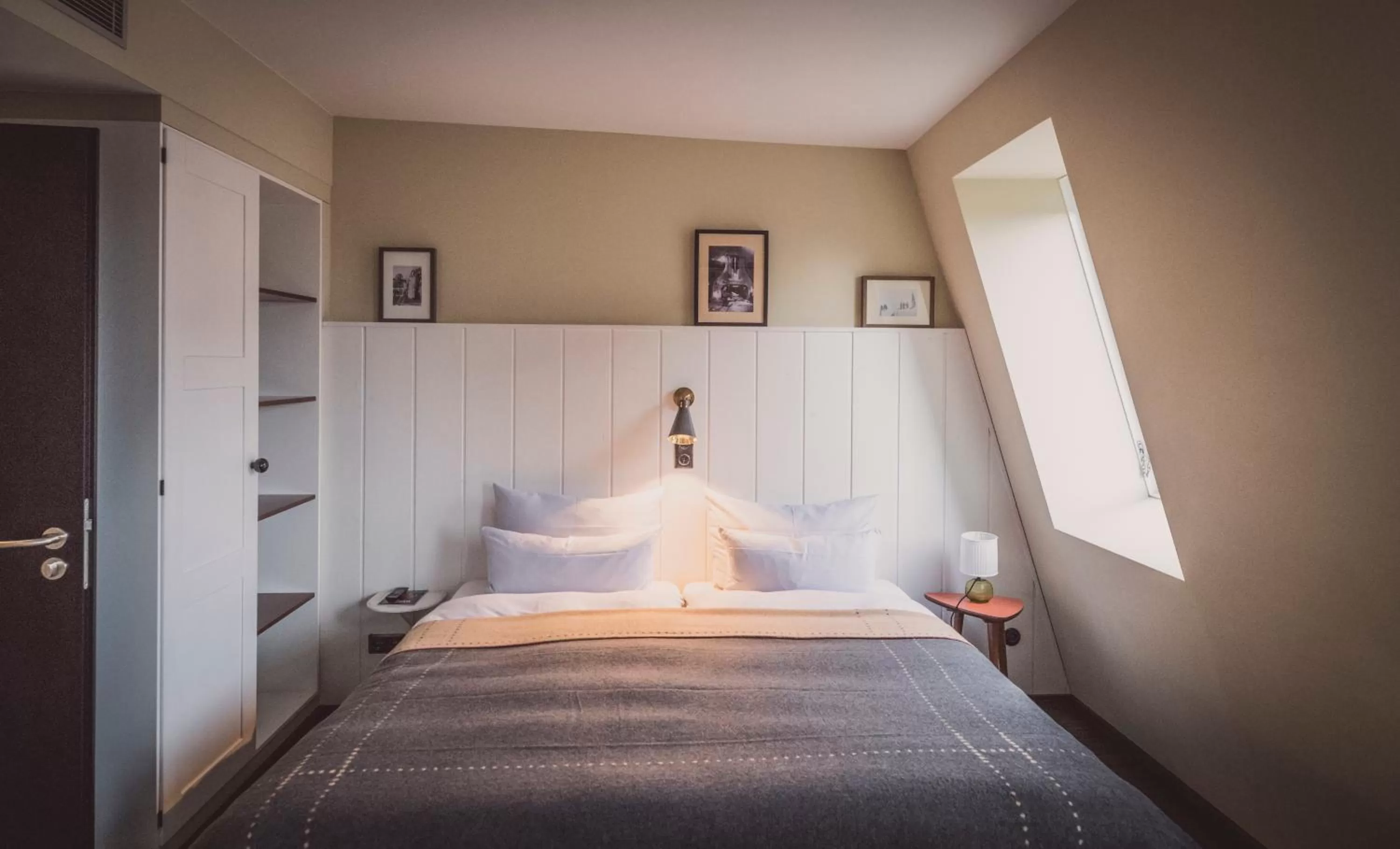 Photo of the whole room, Bed in Henri Hotel Hamburg Downtown