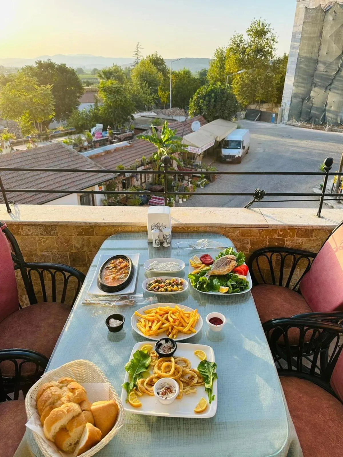Restaurant/places to eat in Rebetika Hotel & bistro