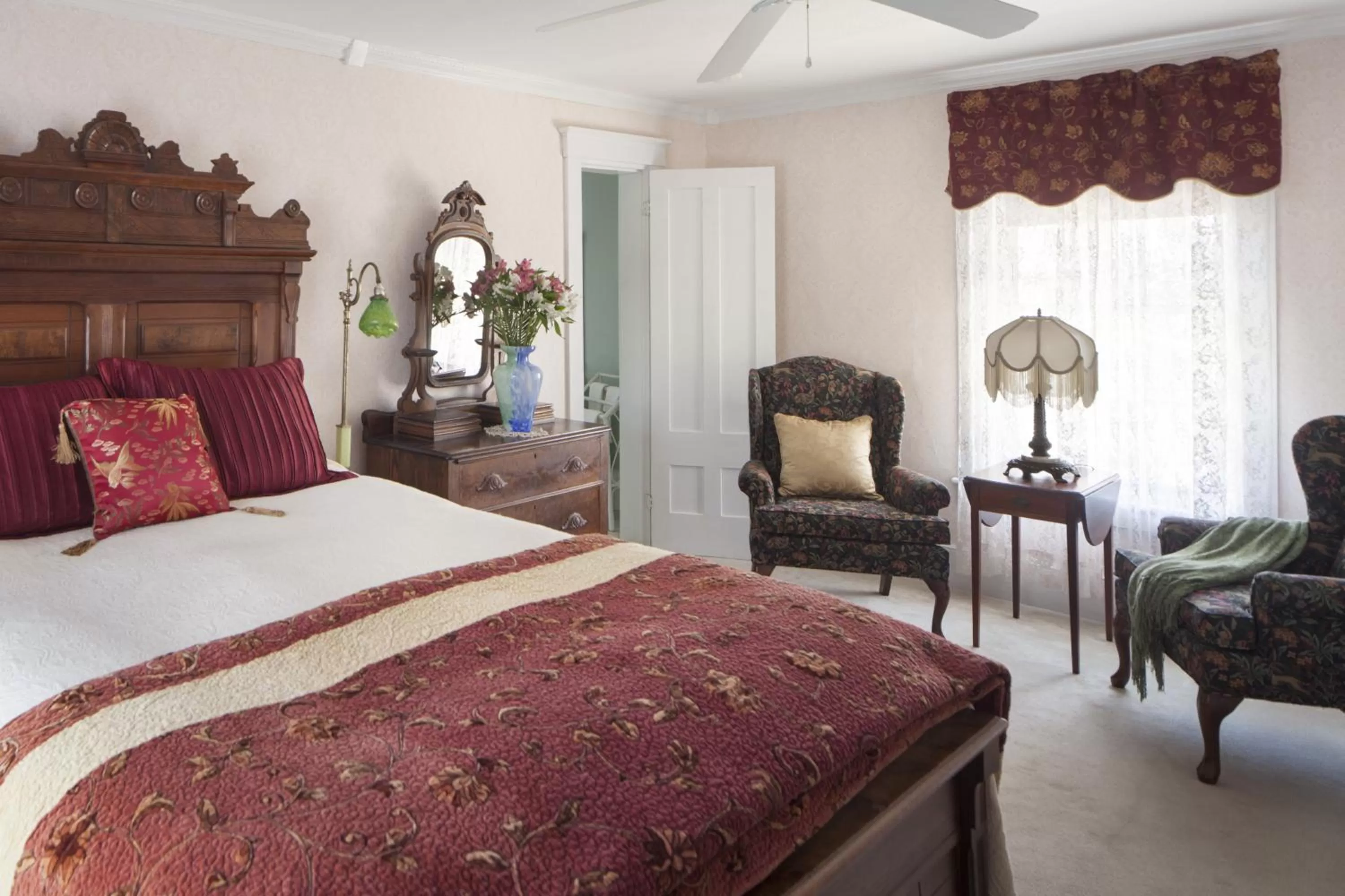 Bed in Isaiah Jones Homestead Bed and Breakfast