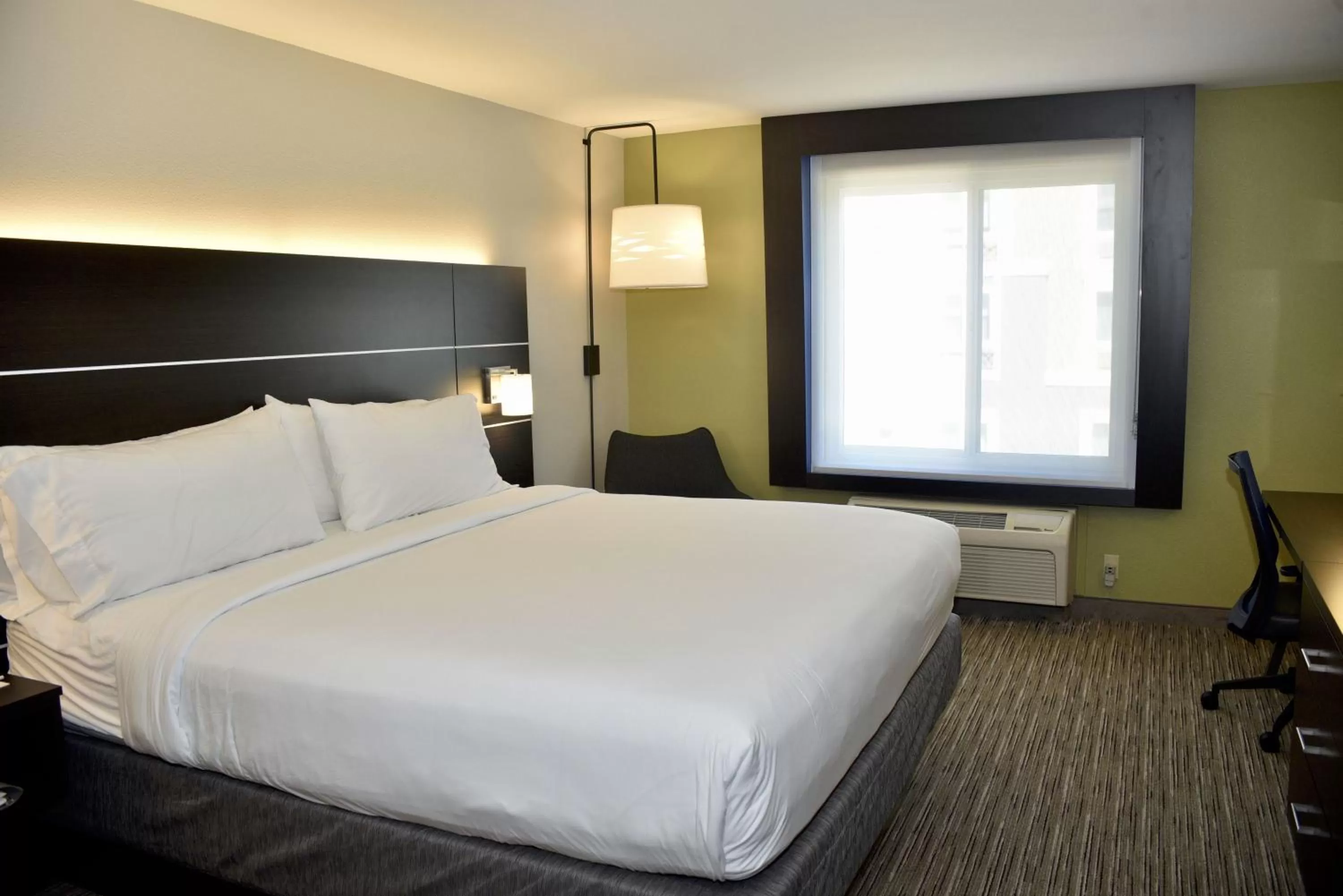 Photo of the whole room, Bed in Holiday Inn Express Windsor Sonoma Wine Country by IHG