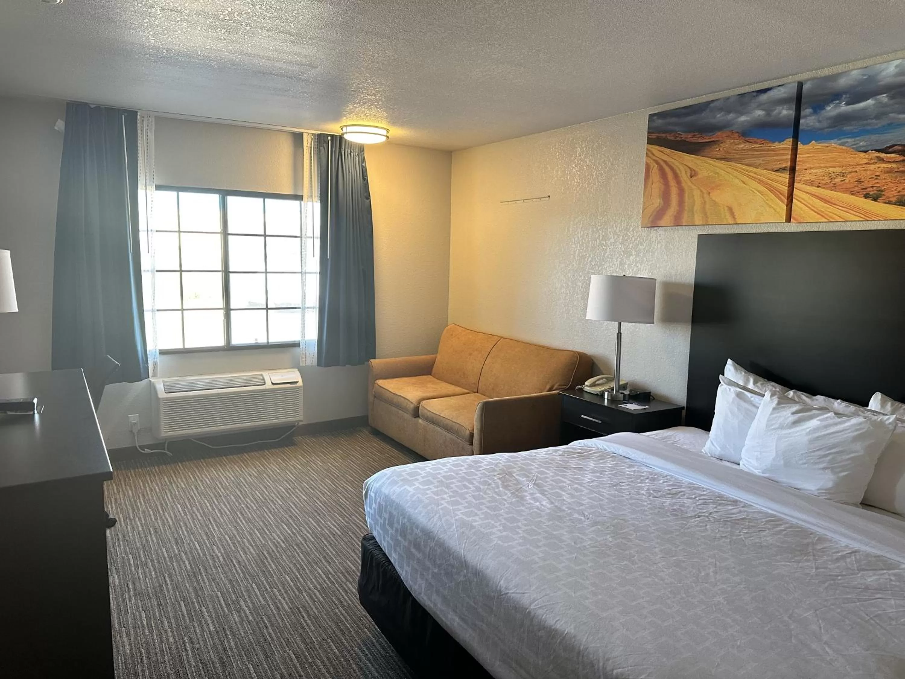 Bedroom, Bed in Clarion Pointe Winslow I-40