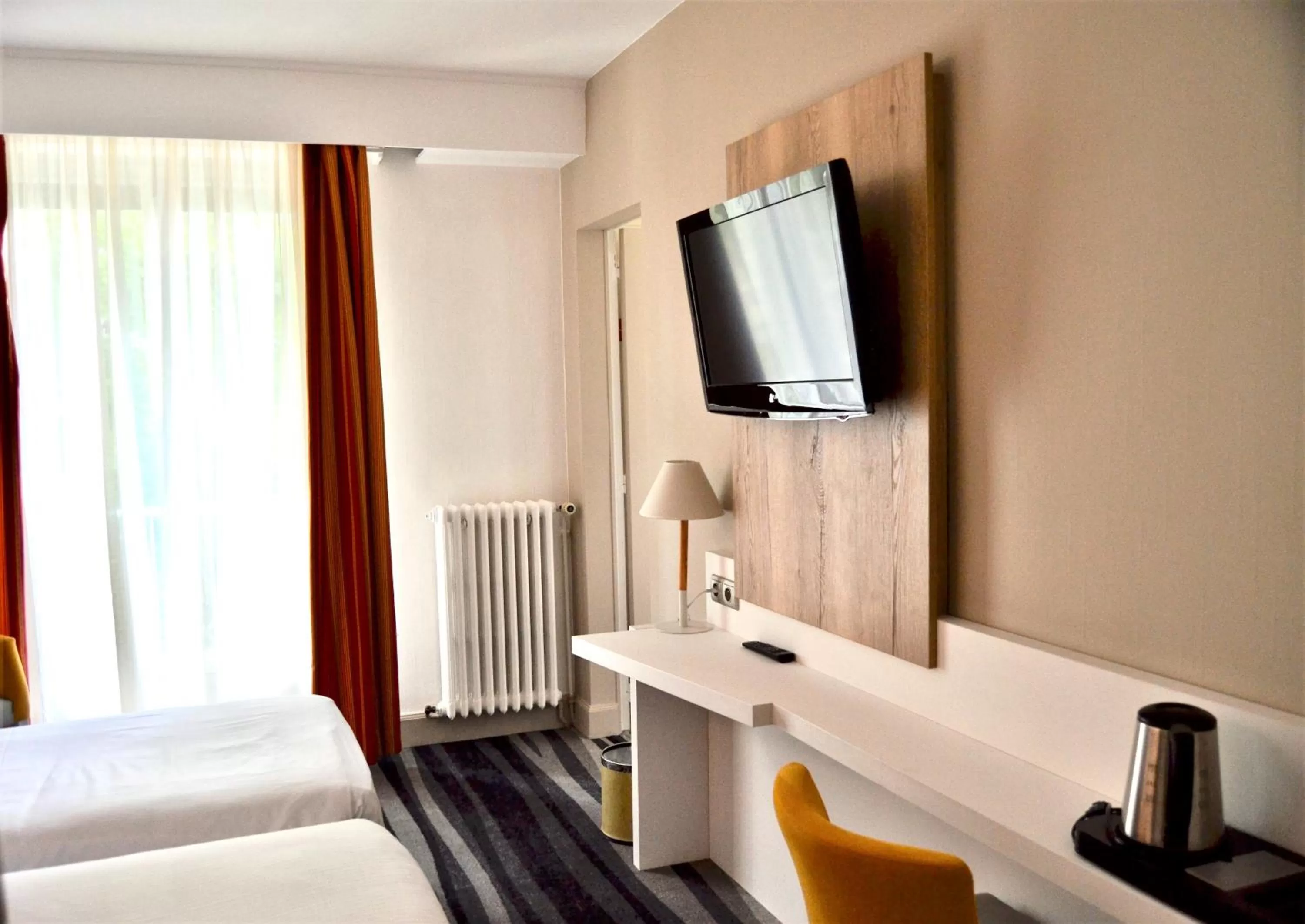 TV and multimedia, Bed in Kyriad Hotel Tours Centre