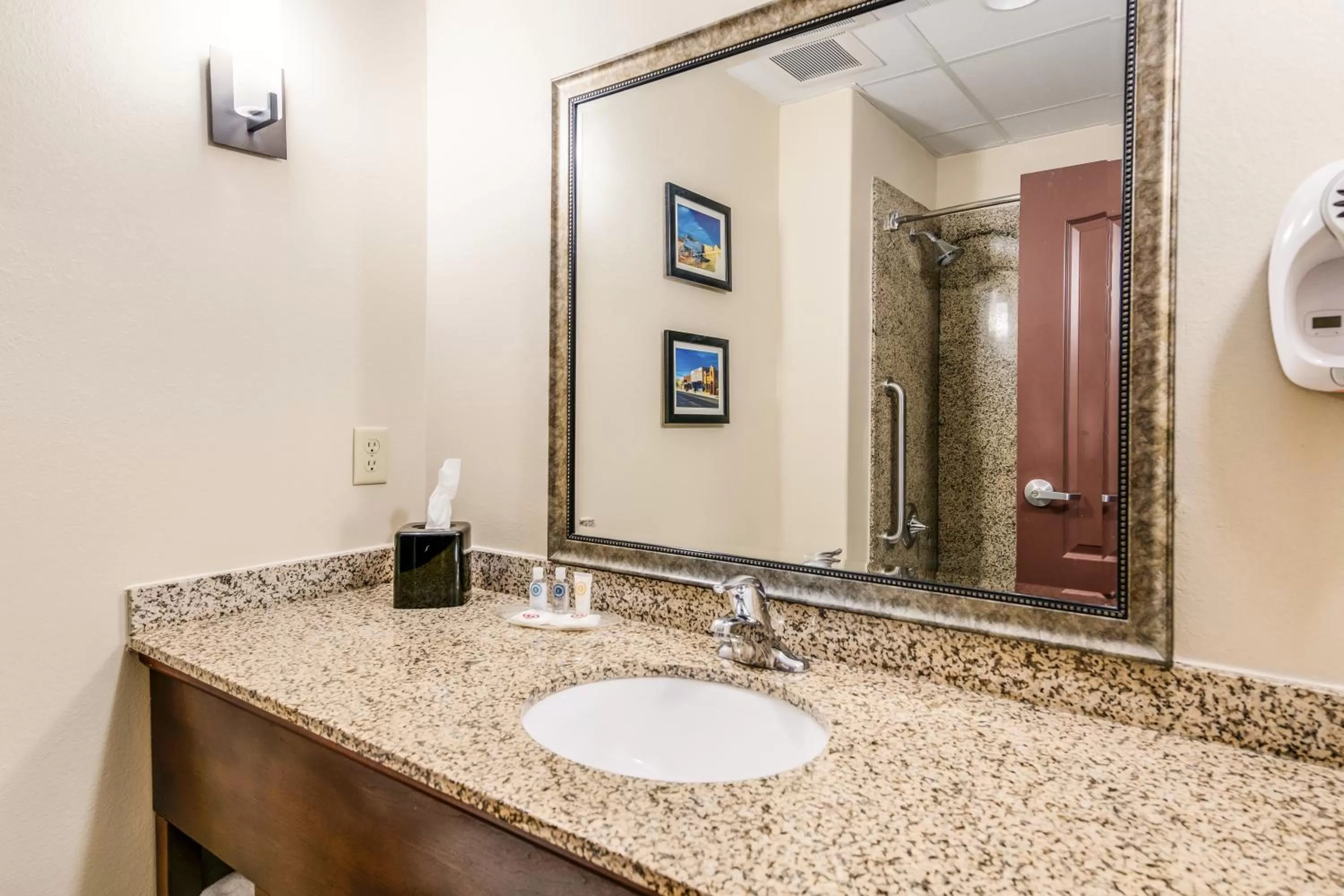 Bathroom in Comfort Suites Fort Stockton