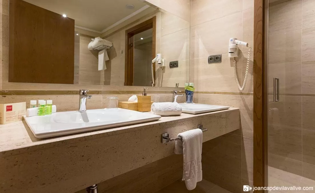 Bathroom in Hotel-Hostal Sport