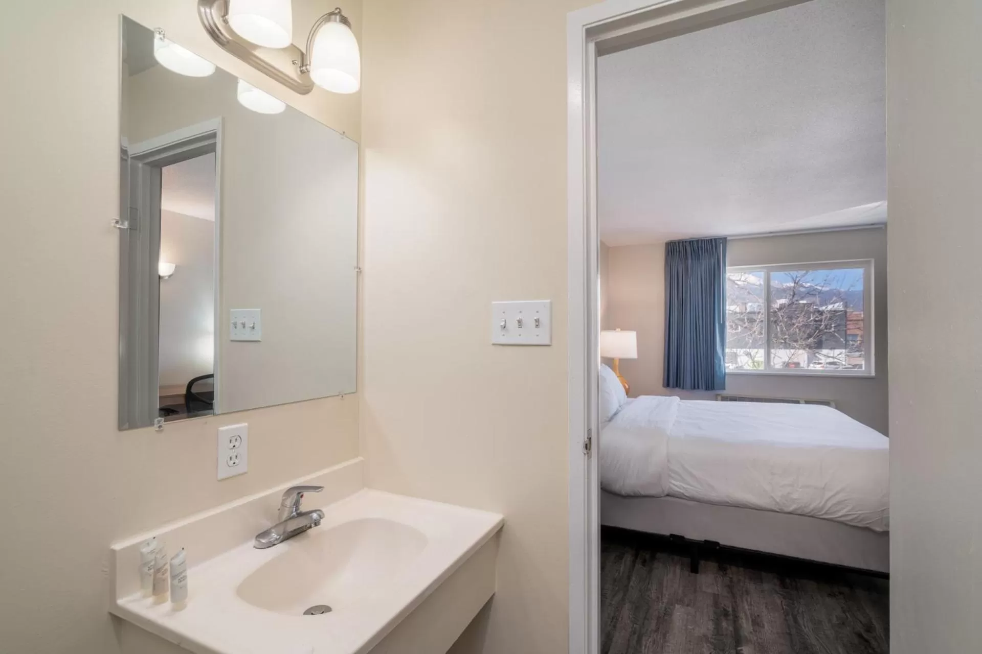 Bathroom, Bed in Nevada Flats Hotel