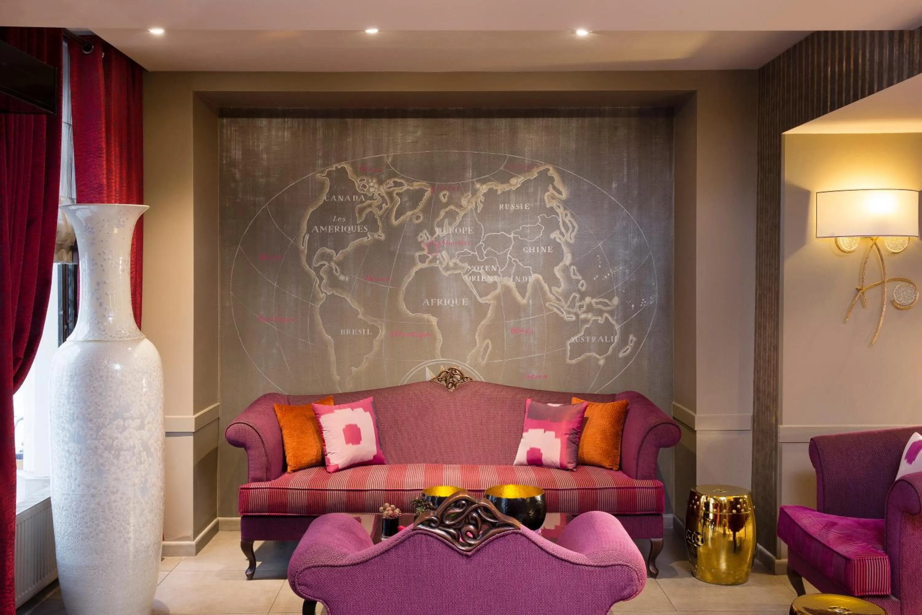 Decorative detail in Hôtel Mondial