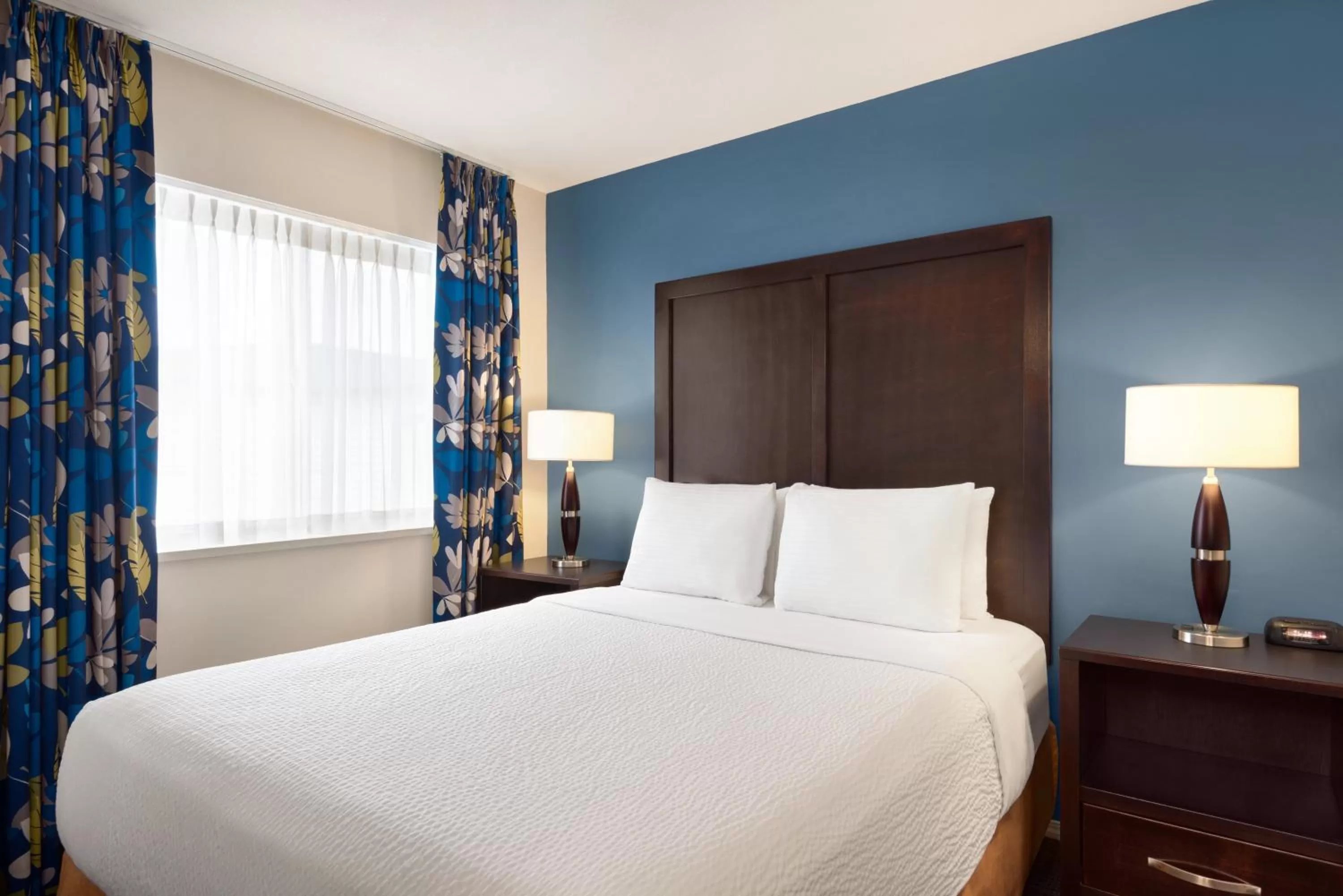 Queen Room - Disability Access/Non-Smoking in Days Inn by Wyndham Kelowna