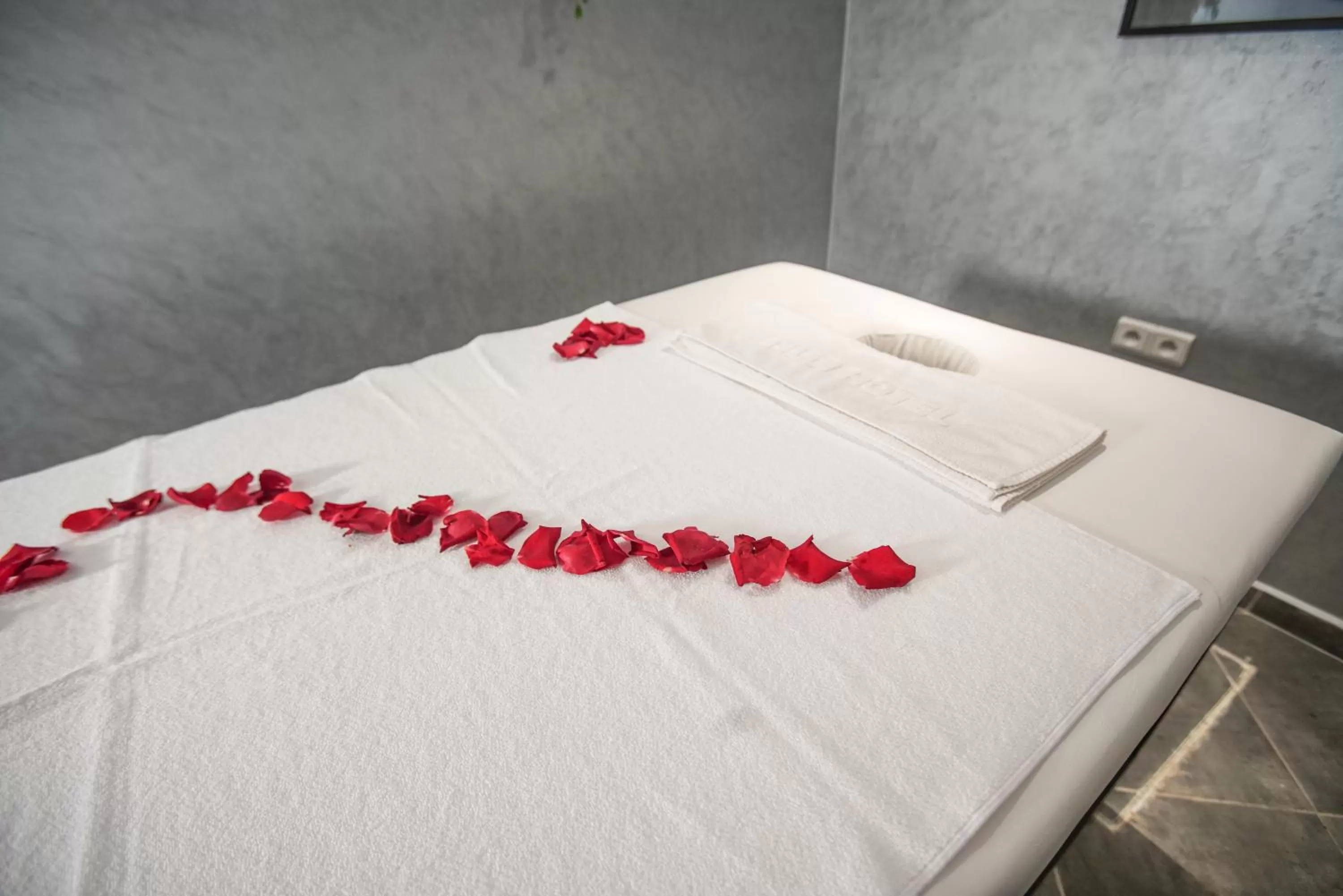 Massage, Bed in Hotel Tildi Hotel & Spa
