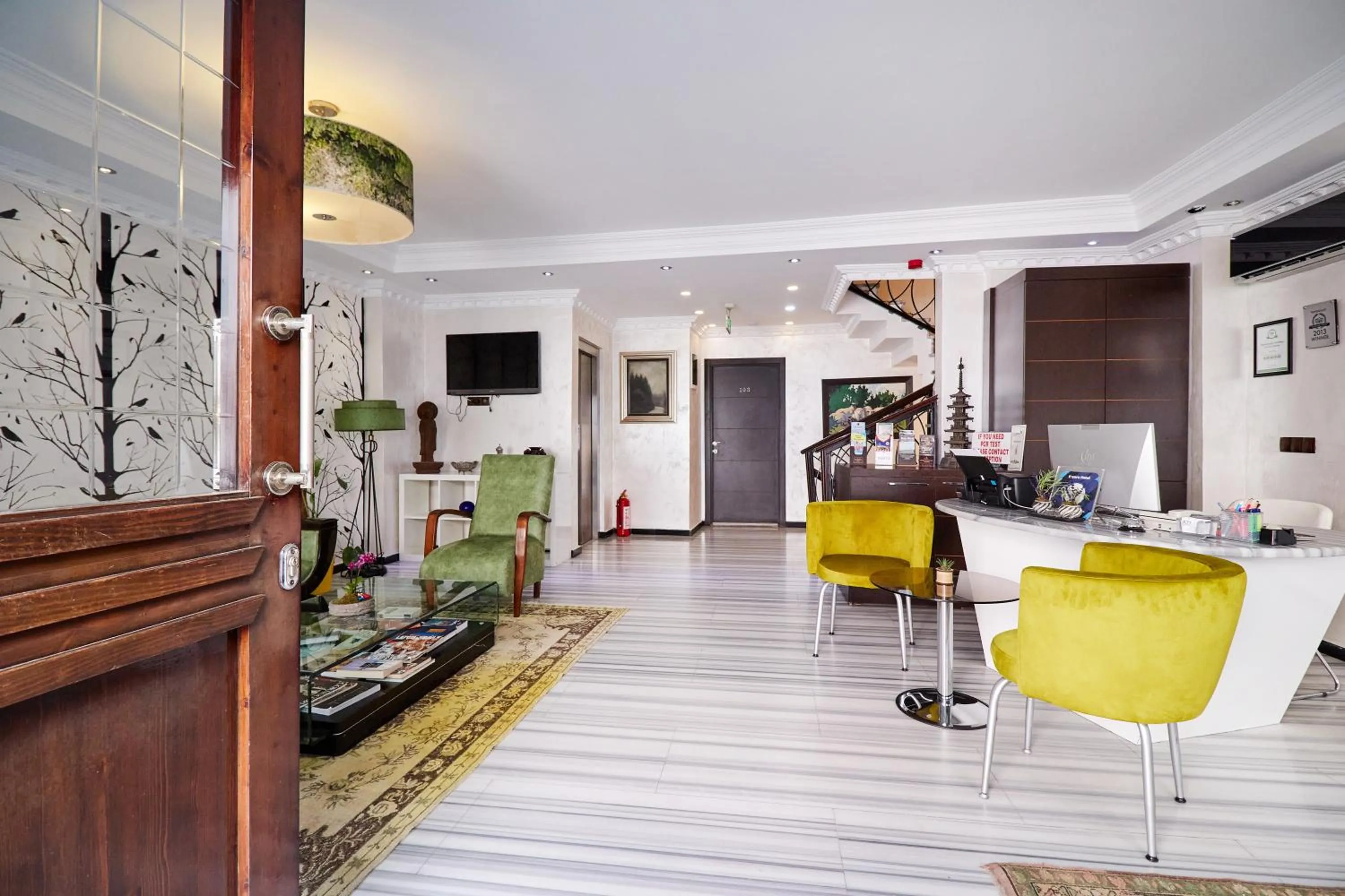 Communal lounge/ TV room in Kumru Hotel