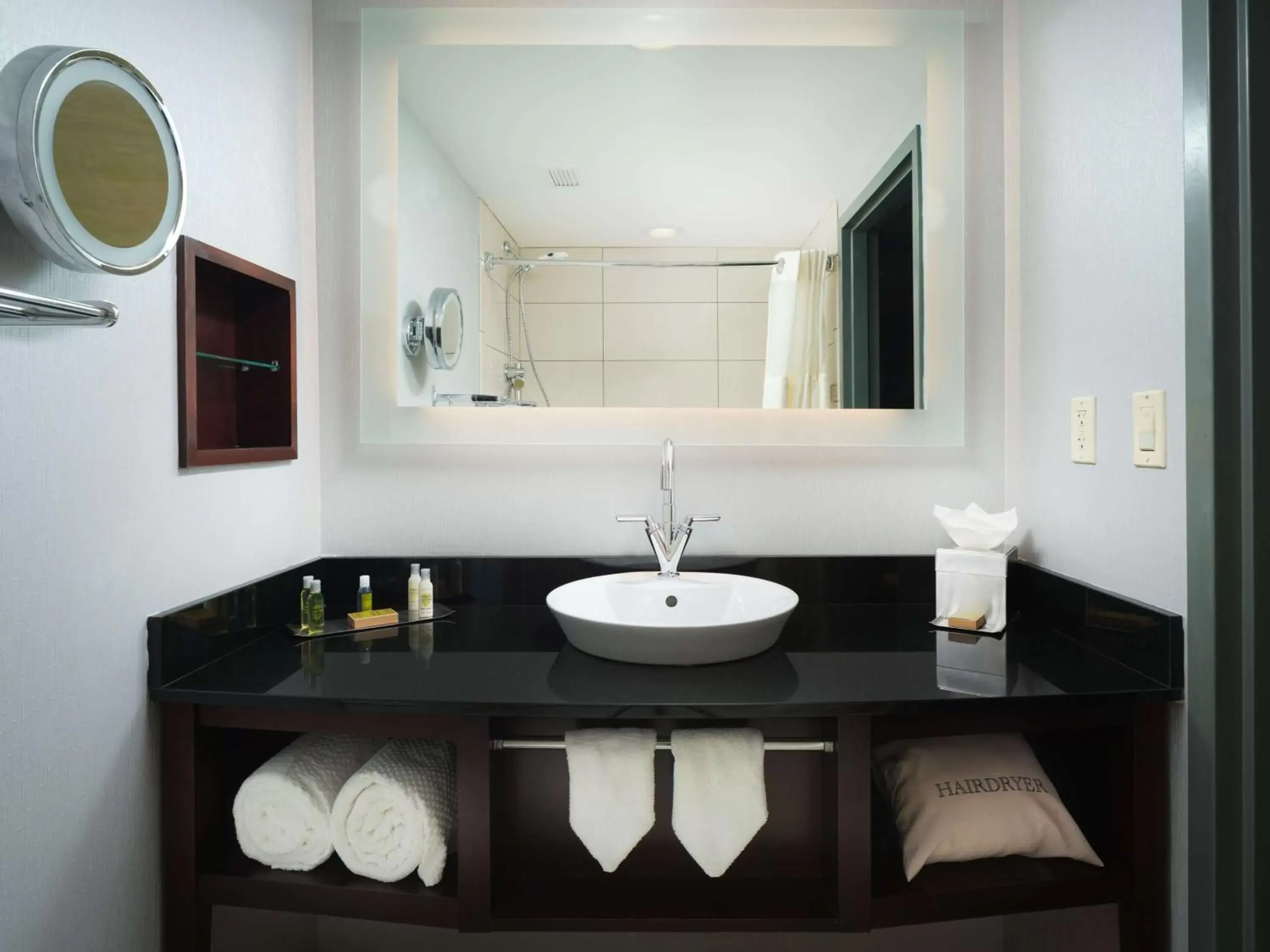 King Suite - Hearing Accessible - with Bath Tub - Non-Smoking in DoubleTree by Hilton Hotel Chattanooga Downtown King Suite - Hearing Accessible - with Bath Tub - Non-Smoking in DoubleTree by Hilton Hotel Chattanooga Downtown