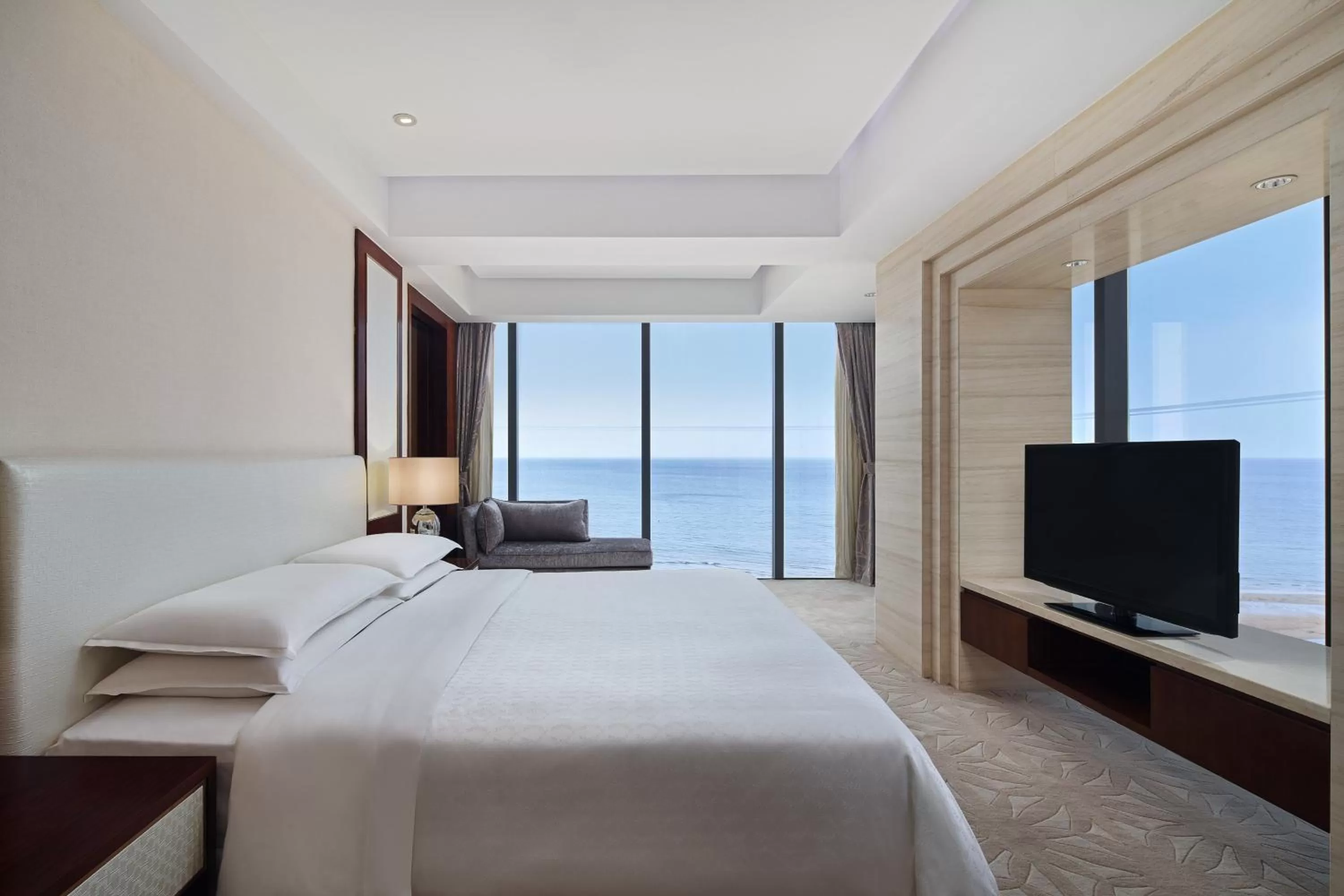 Bedroom, Bed in Sheraton Yantai Golden Beach Resort