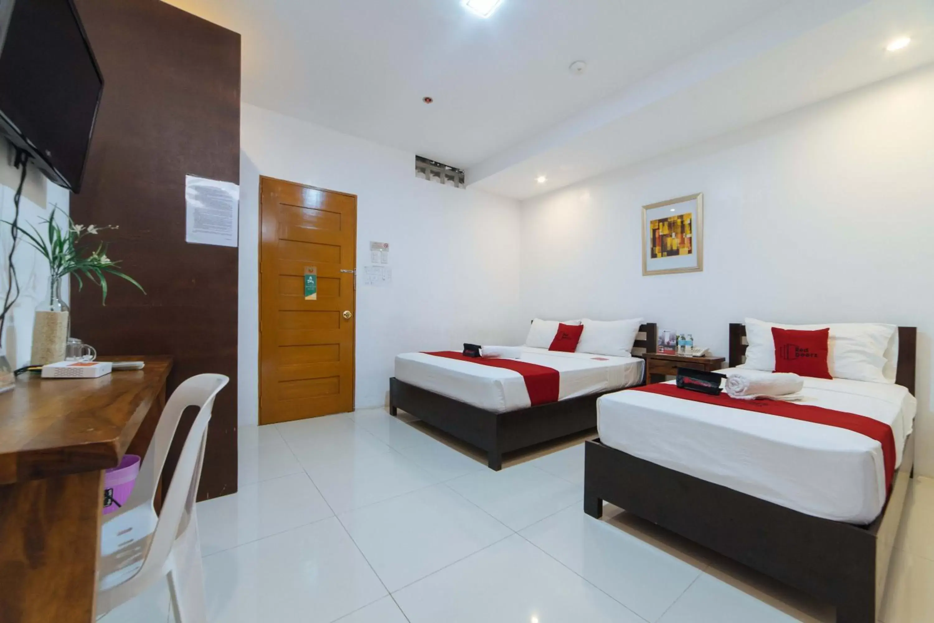 Deluxe Room in RedDoorz Plus @ San Roque Roxas City Deluxe Room in RedDoorz Plus @ San Roque Roxas City