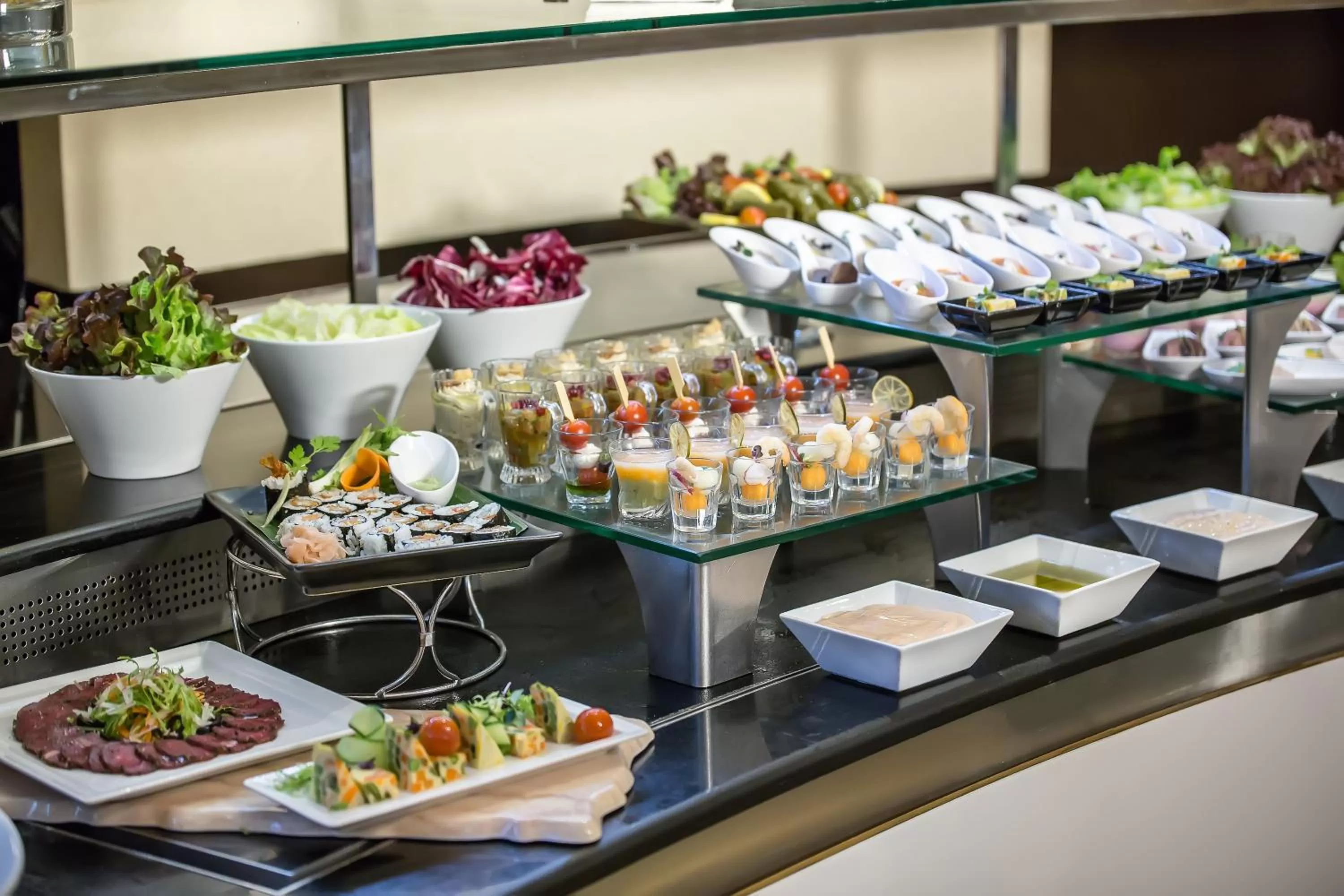 Restaurant/places to eat in Sunday Hotel Holiday international Dubai