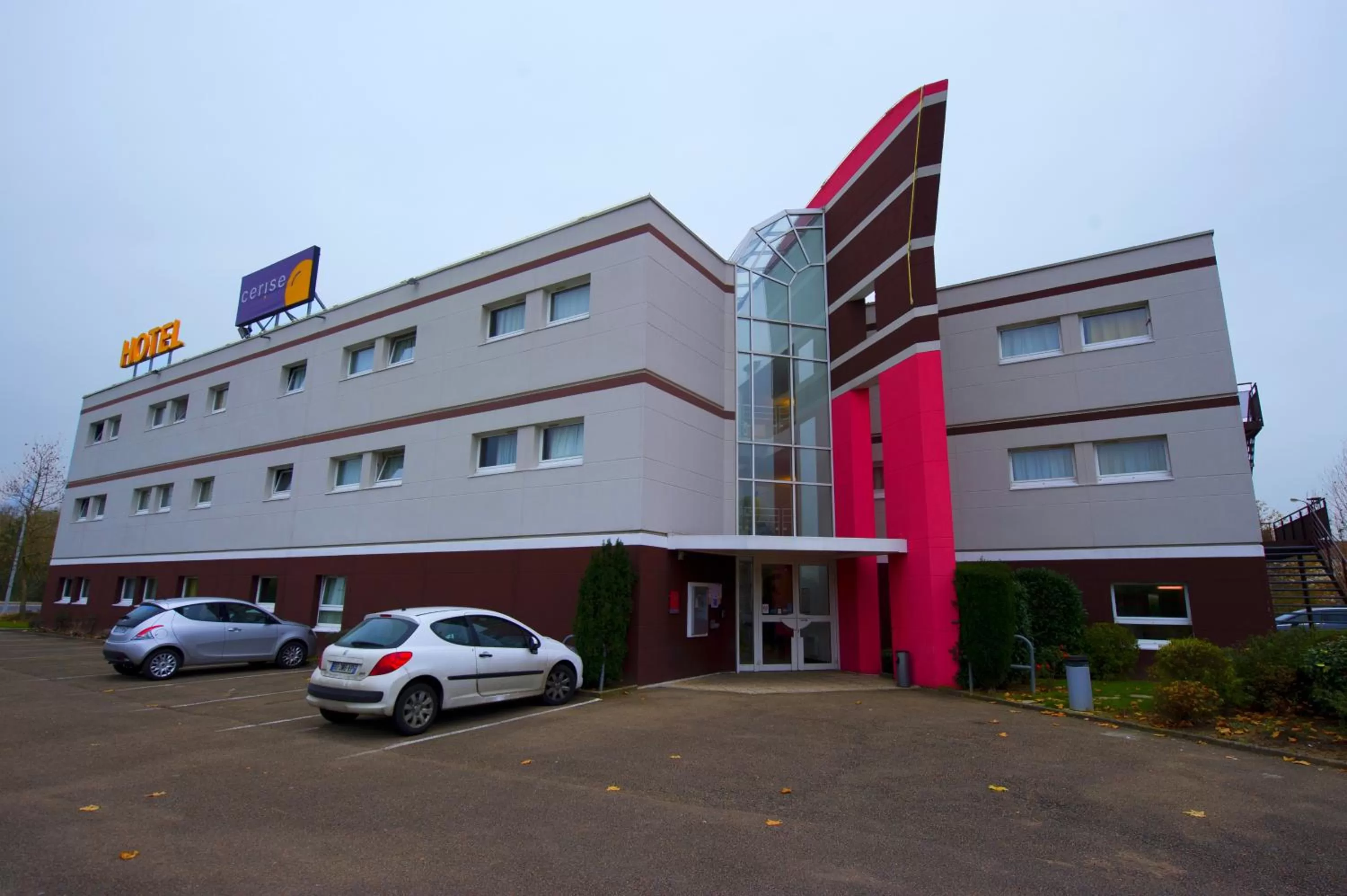 Facade/entrance in Hôtel Cerise Auxerre
