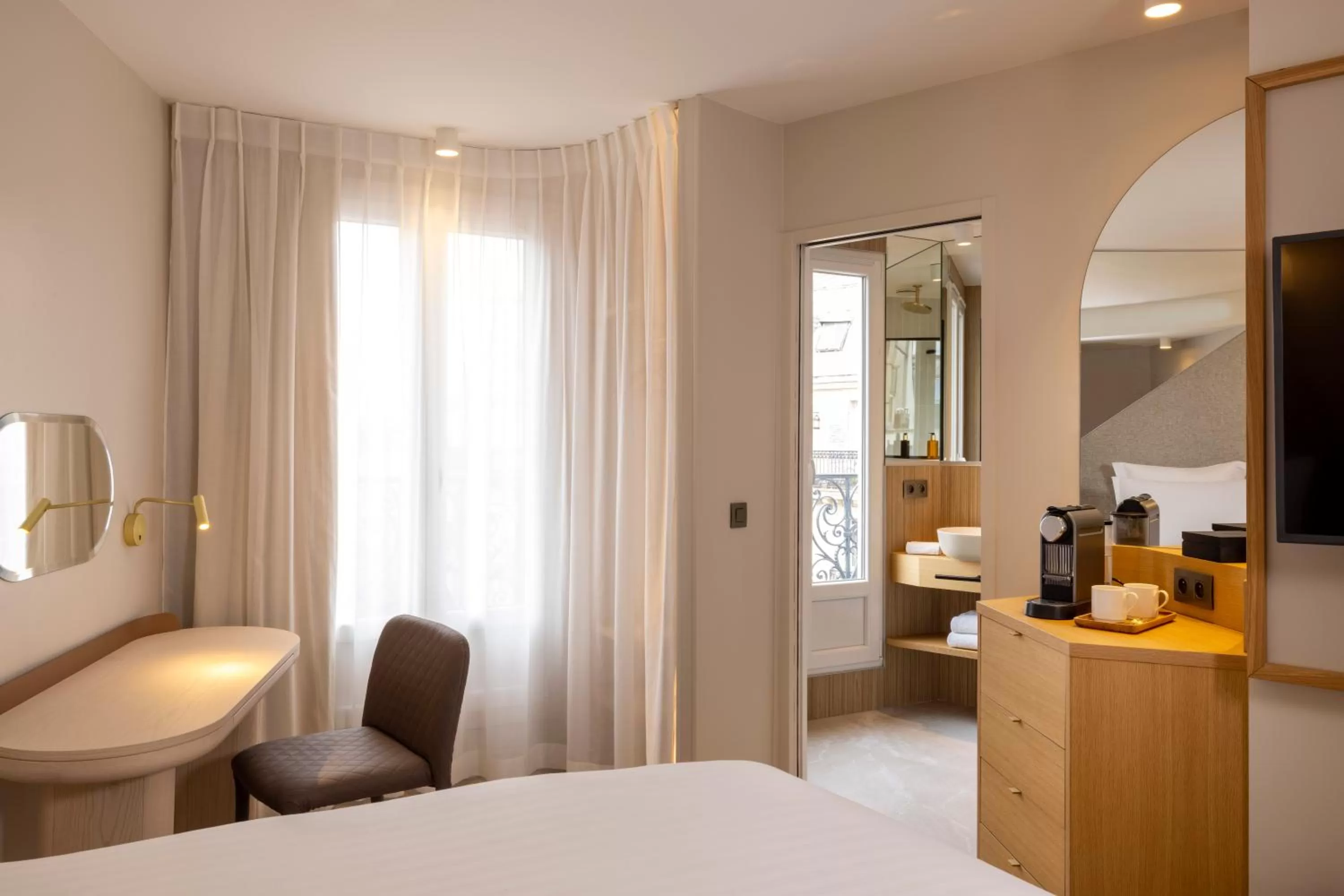 Bedroom, Bed in Hôtel Beige