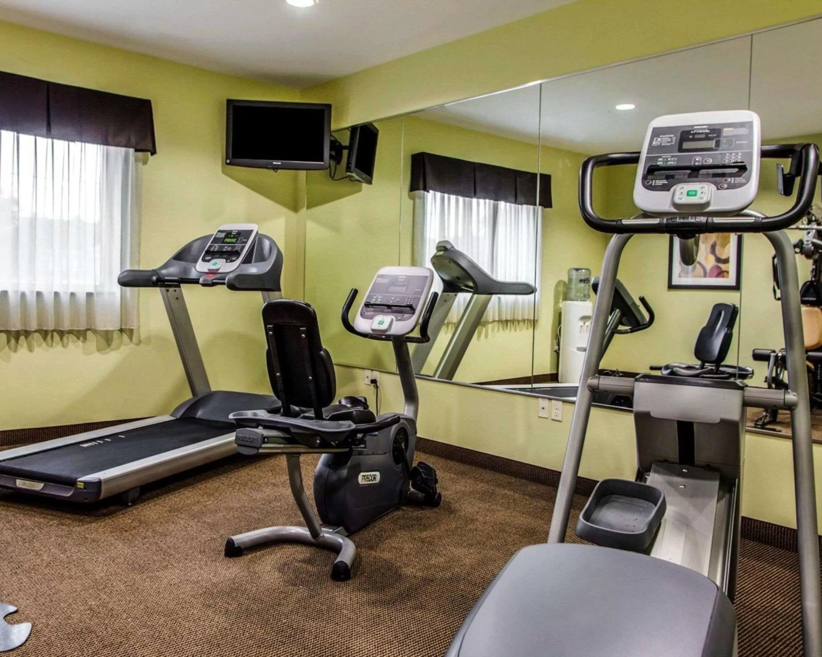 Fitness centre/facilities in Suburban Studios Cedar Falls